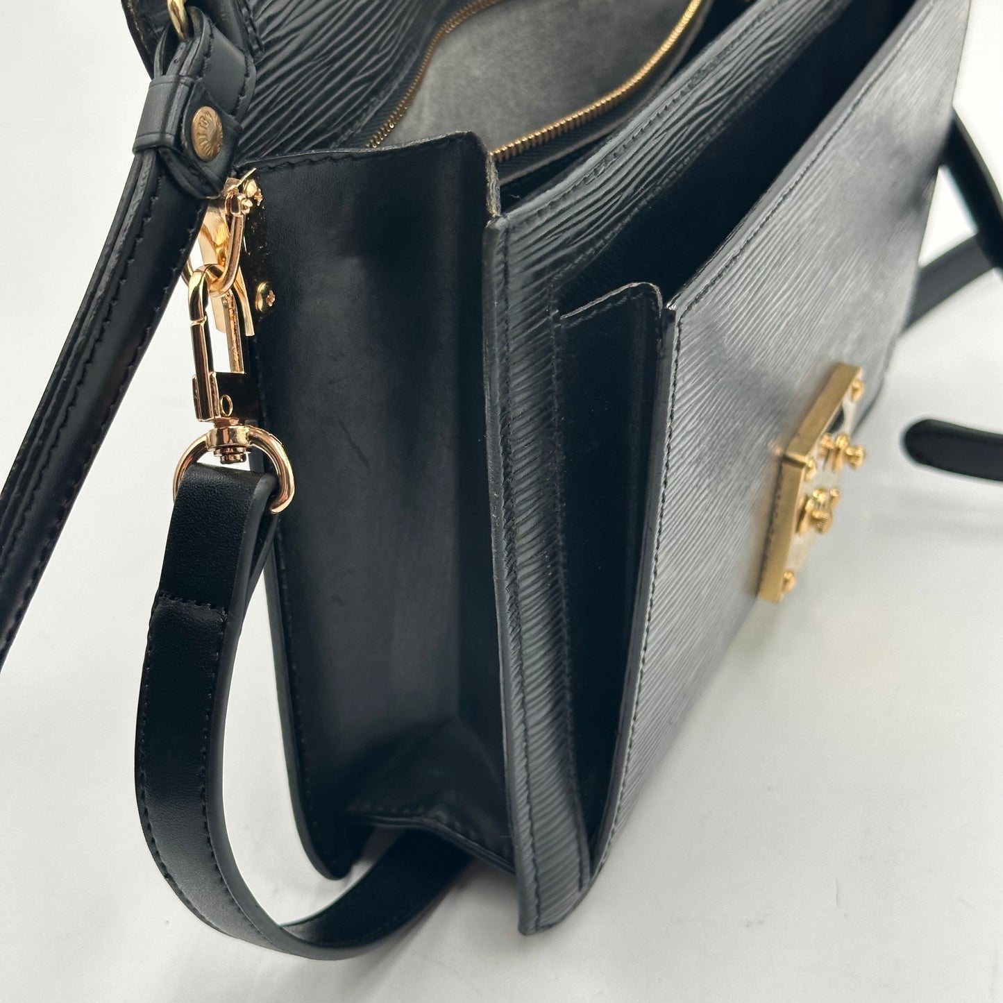 Authentic Louis Vuitton 1998 Black Epi Dragonne Sellier Clutch Crossbody