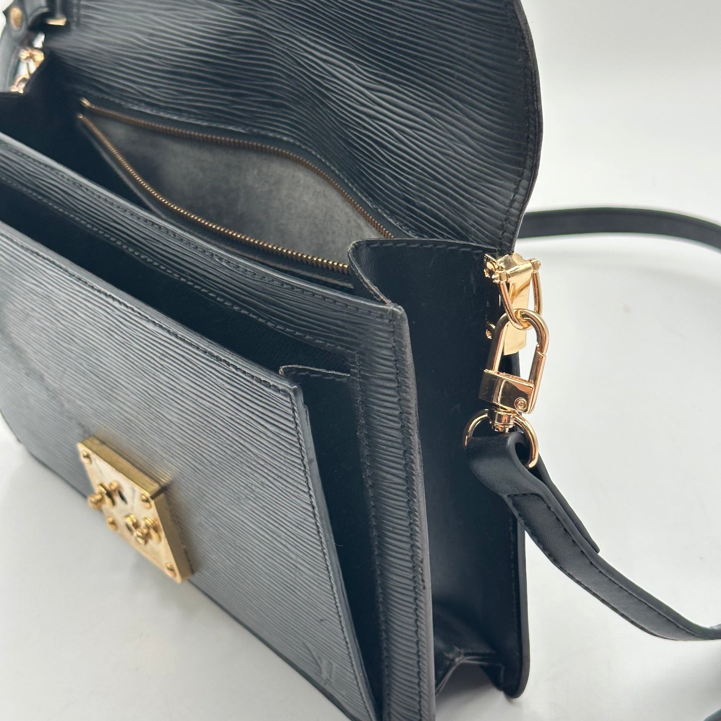 Authentic Louis Vuitton 1998 Black Epi Dragonne Sellier Clutch Crossbody