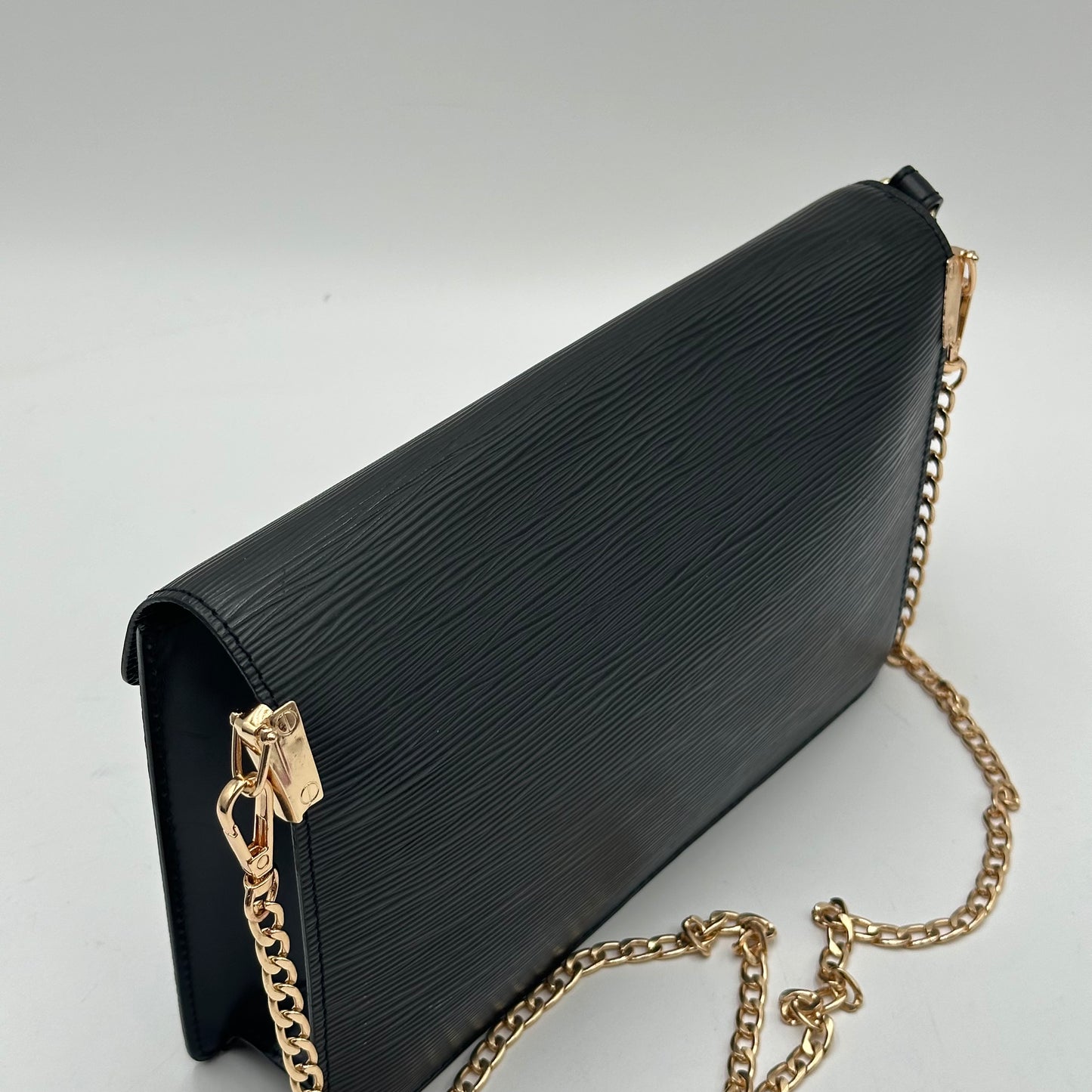 Authentic Louis Vuitton 2000 Black Epi Dragonne Sellier Clutch Crossbody