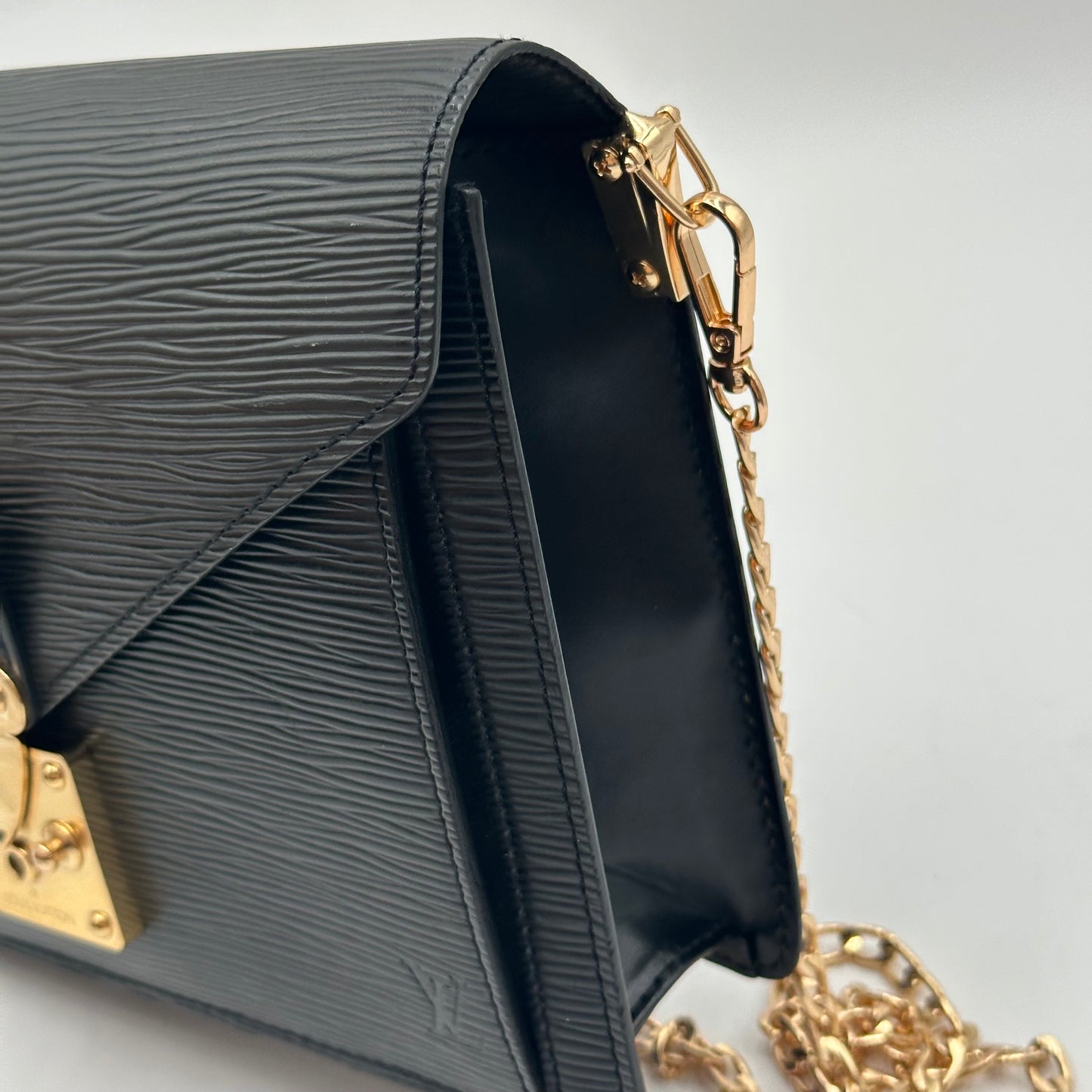 Authentic Louis Vuitton 2000 Black Epi Dragonne Sellier Clutch Crossbody