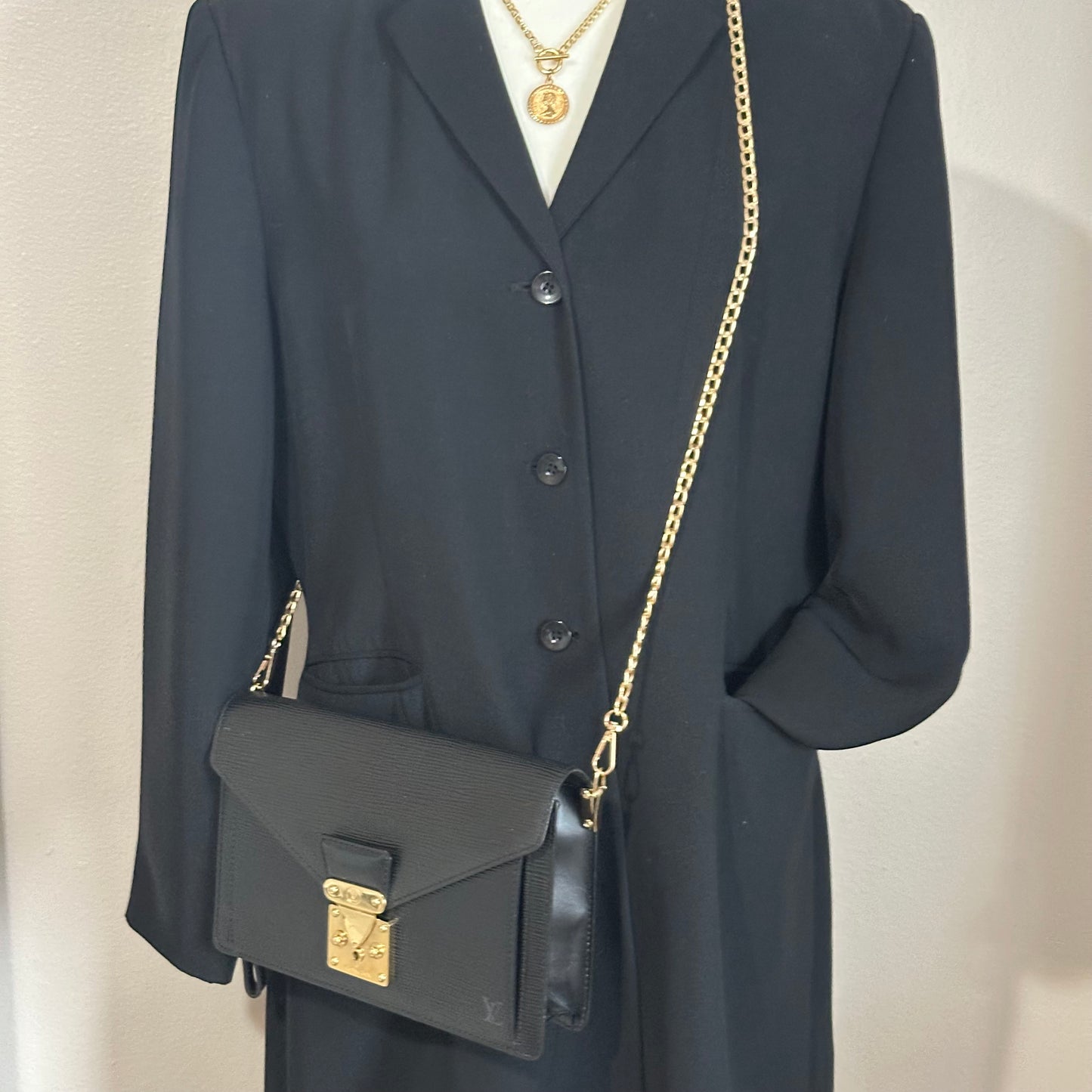 Authentic Louis Vuitton 2000 Black Epi Dragonne Sellier Clutch Crossbody