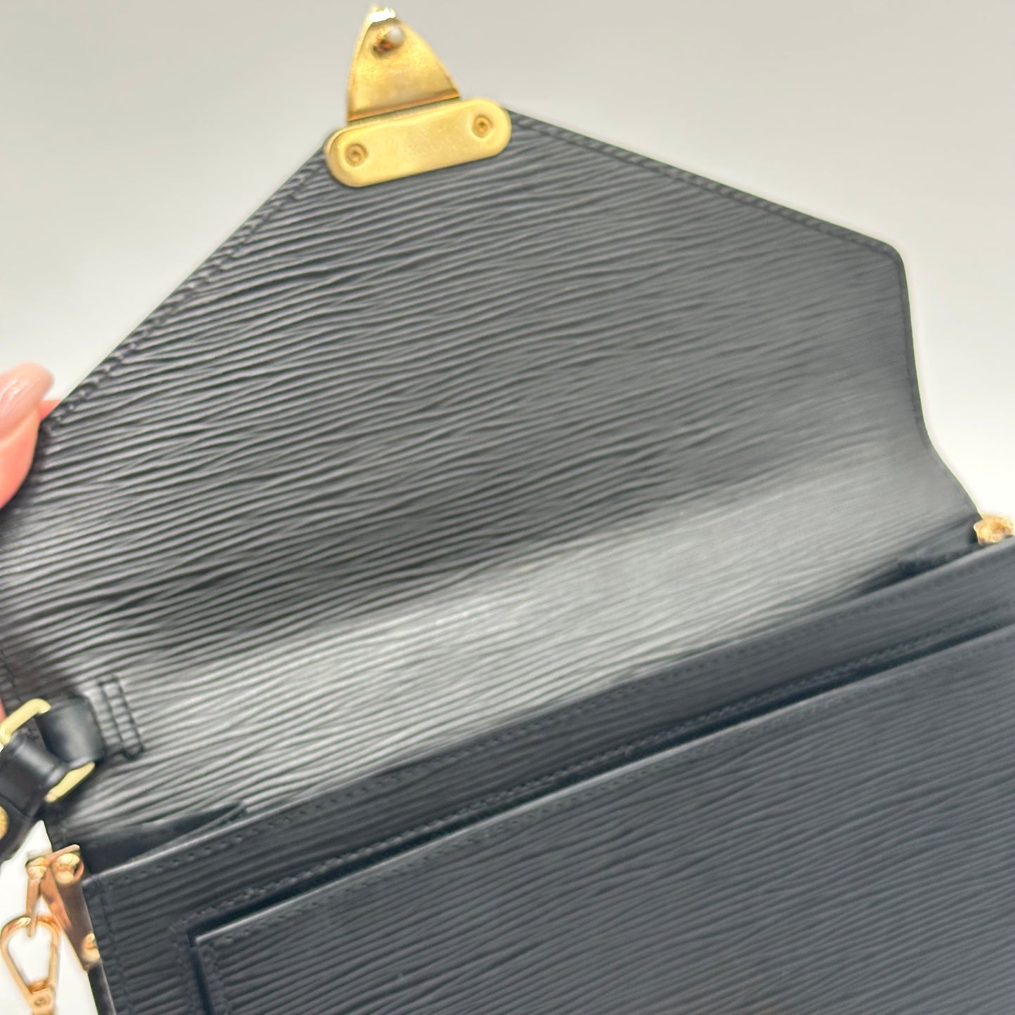 Authentic Louis Vuitton 2000 Black Epi Dragonne Sellier Clutch Crossbody