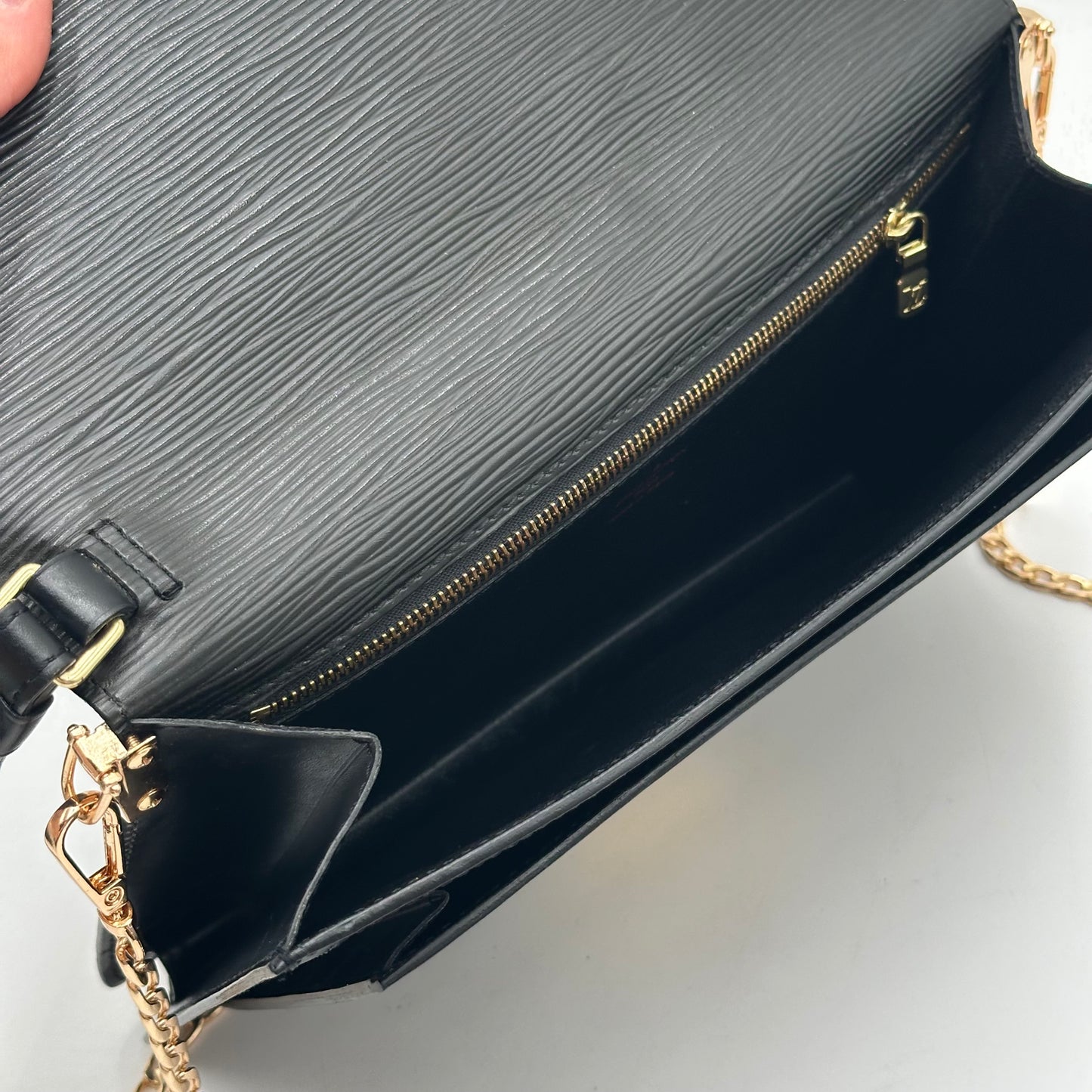 Authentic Louis Vuitton 2000 Black Epi Dragonne Sellier Clutch Crossbody