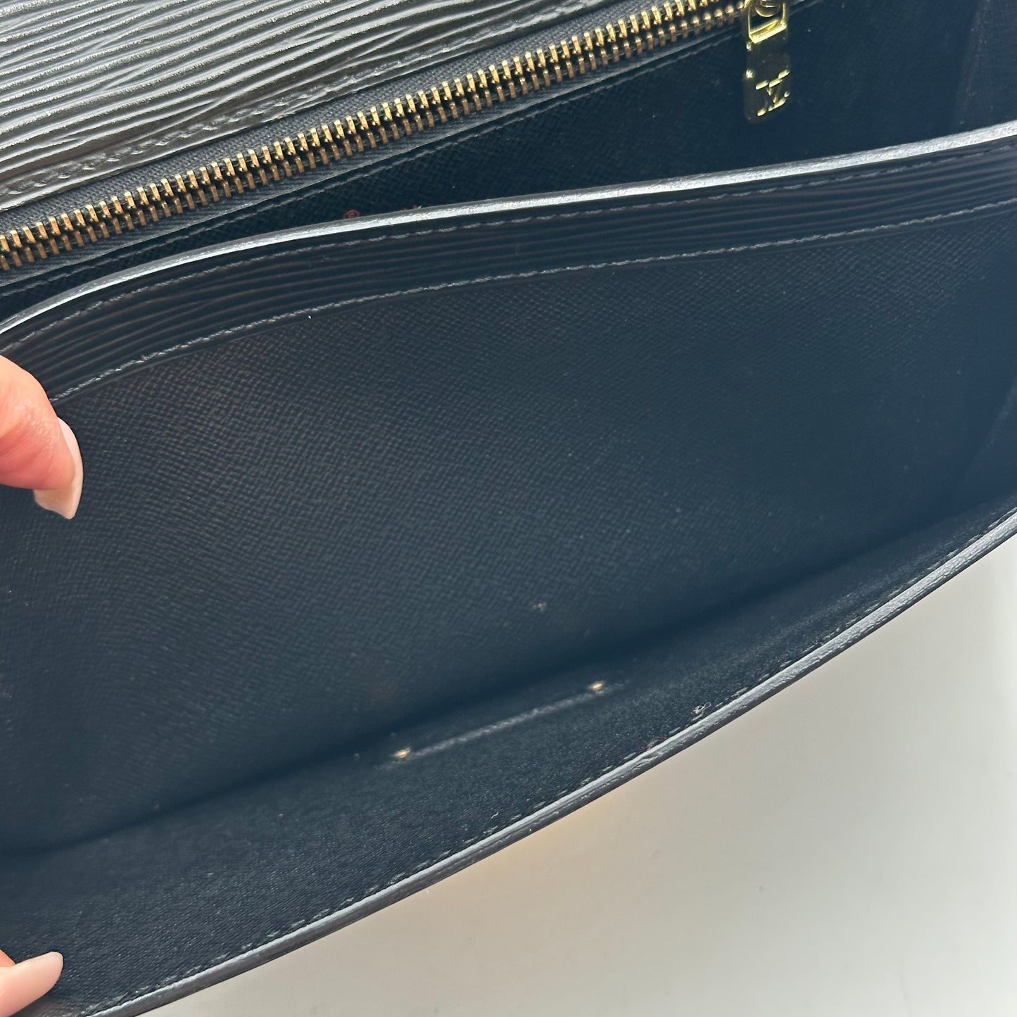 Authentic Louis Vuitton 2000 Black Epi Dragonne Sellier Clutch Crossbody