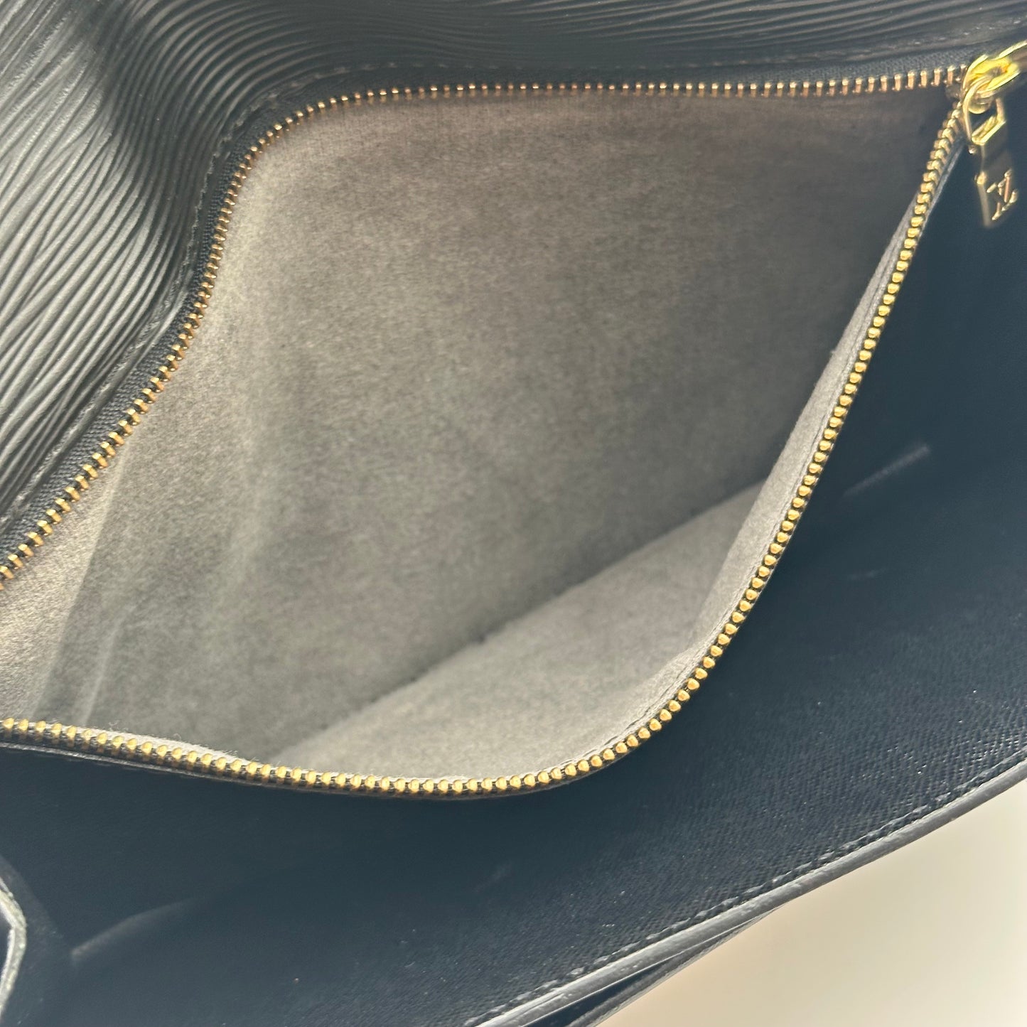 Authentic Louis Vuitton 2000 Black Epi Dragonne Sellier Clutch Crossbody