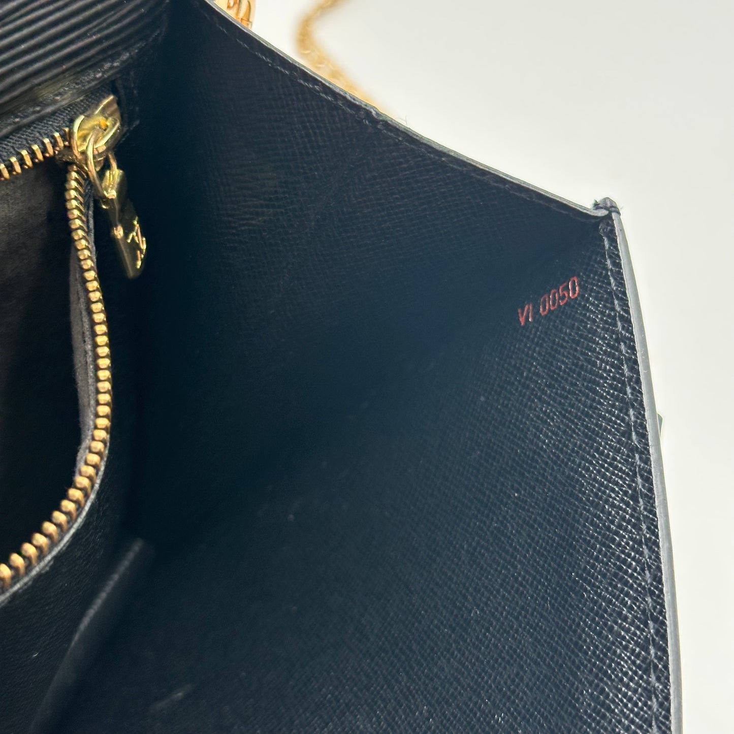 Authentic Louis Vuitton 2000 Black Epi Dragonne Sellier Clutch Crossbody