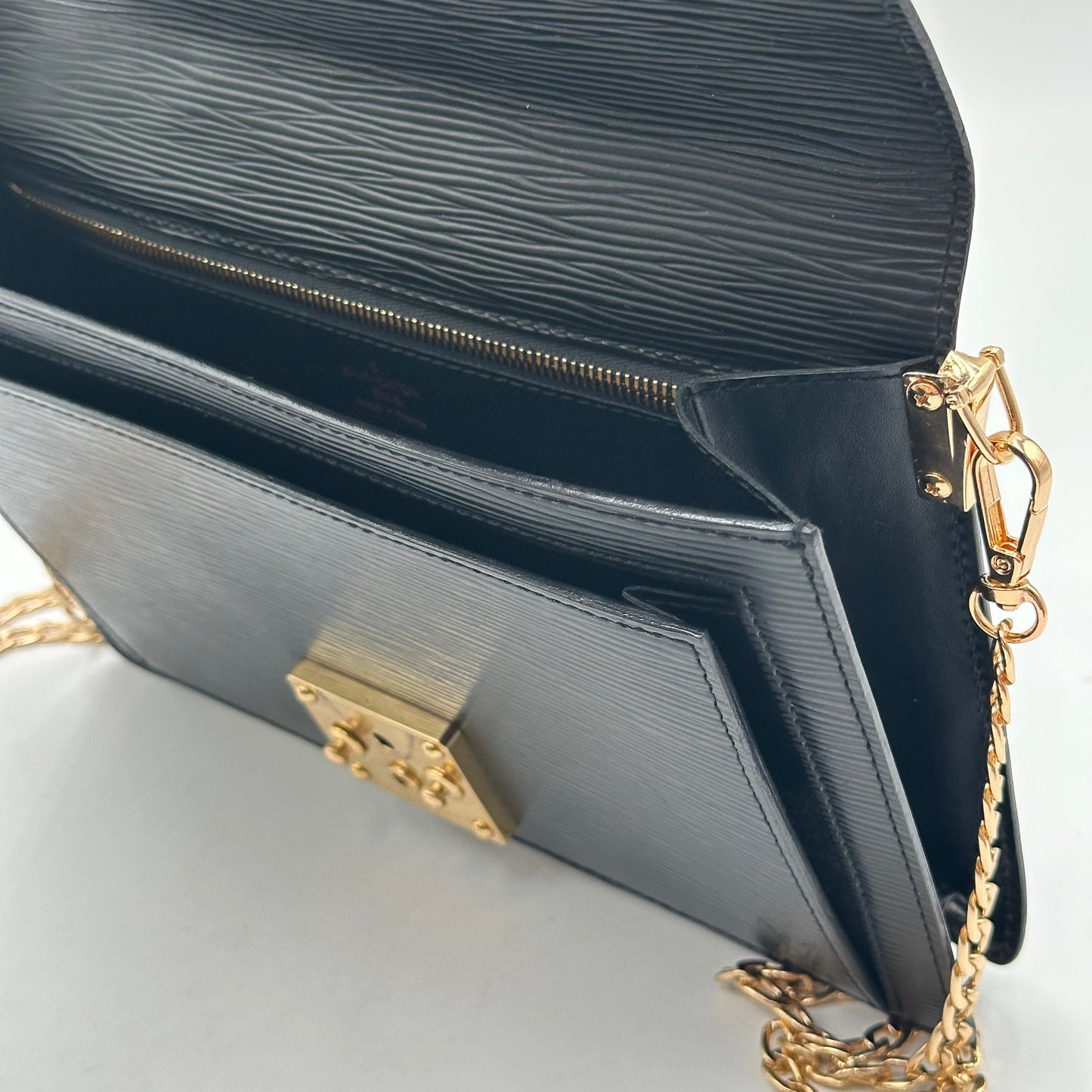 Authentic Louis Vuitton 2000 Black Epi Dragonne Sellier Clutch Crossbody