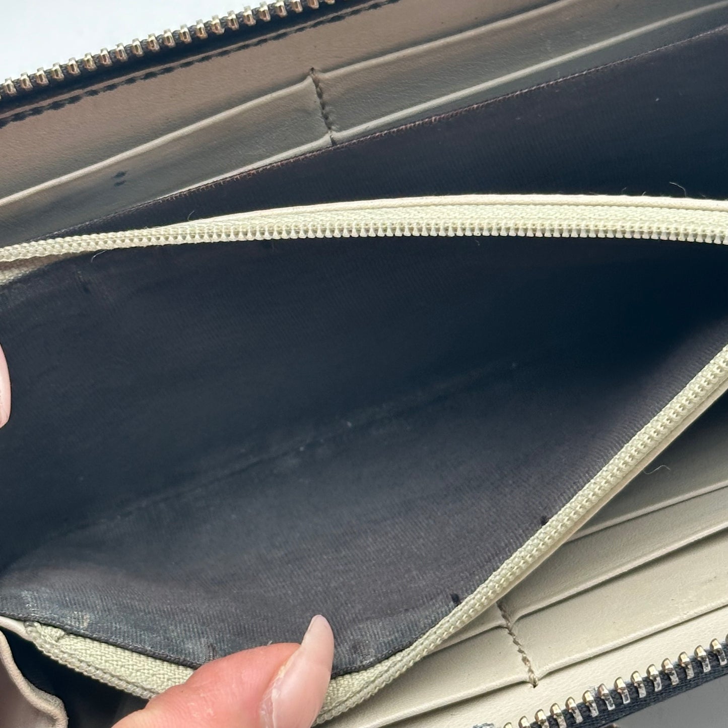 Authentic GUCCI Black Microguccisima Full Zipper Wallet Crossbody