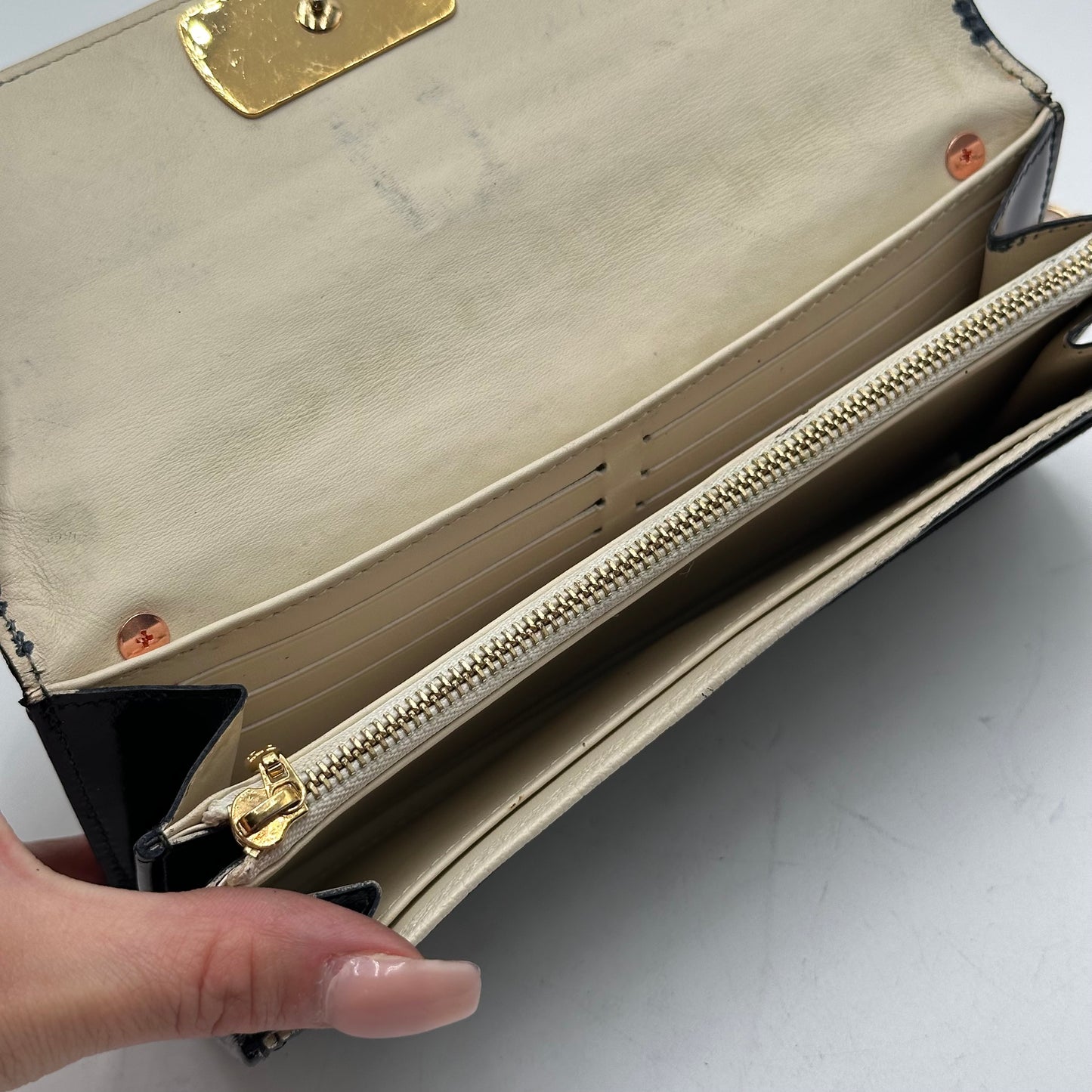 Authentic Louis Vuitton 2010 Suhali Sarah Wallet Crossbody