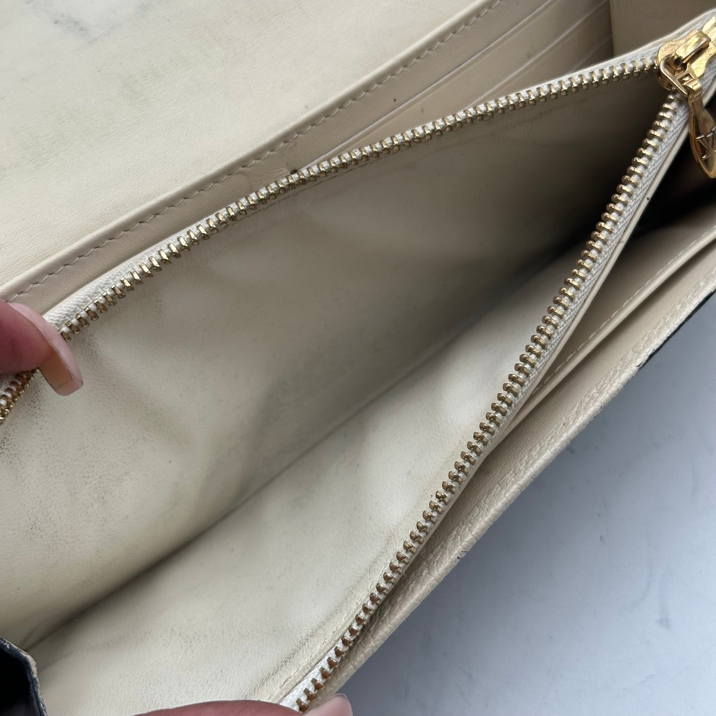 Authentic Louis Vuitton 2010 Suhali Sarah Wallet Crossbody