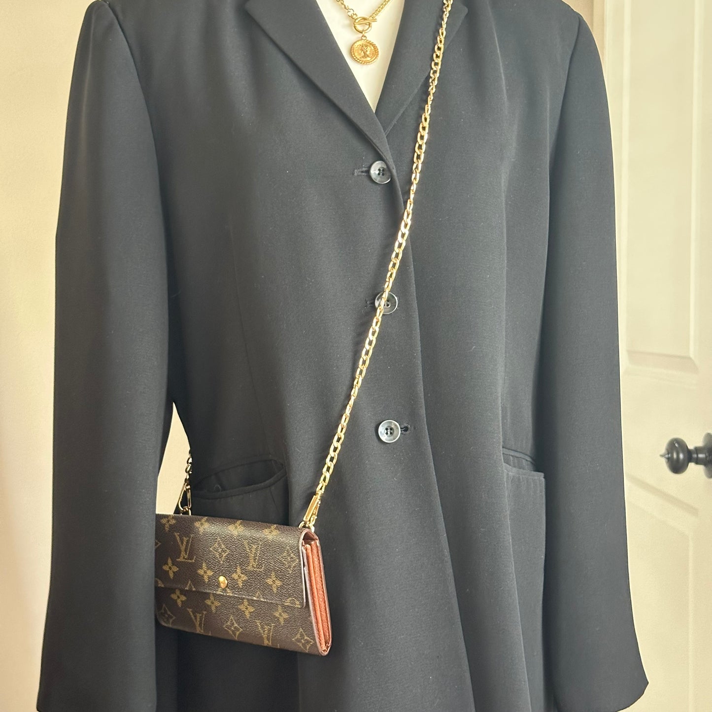 Authentic Louis Vuitton 2005 Monogram Sarah Wallet Crossbody