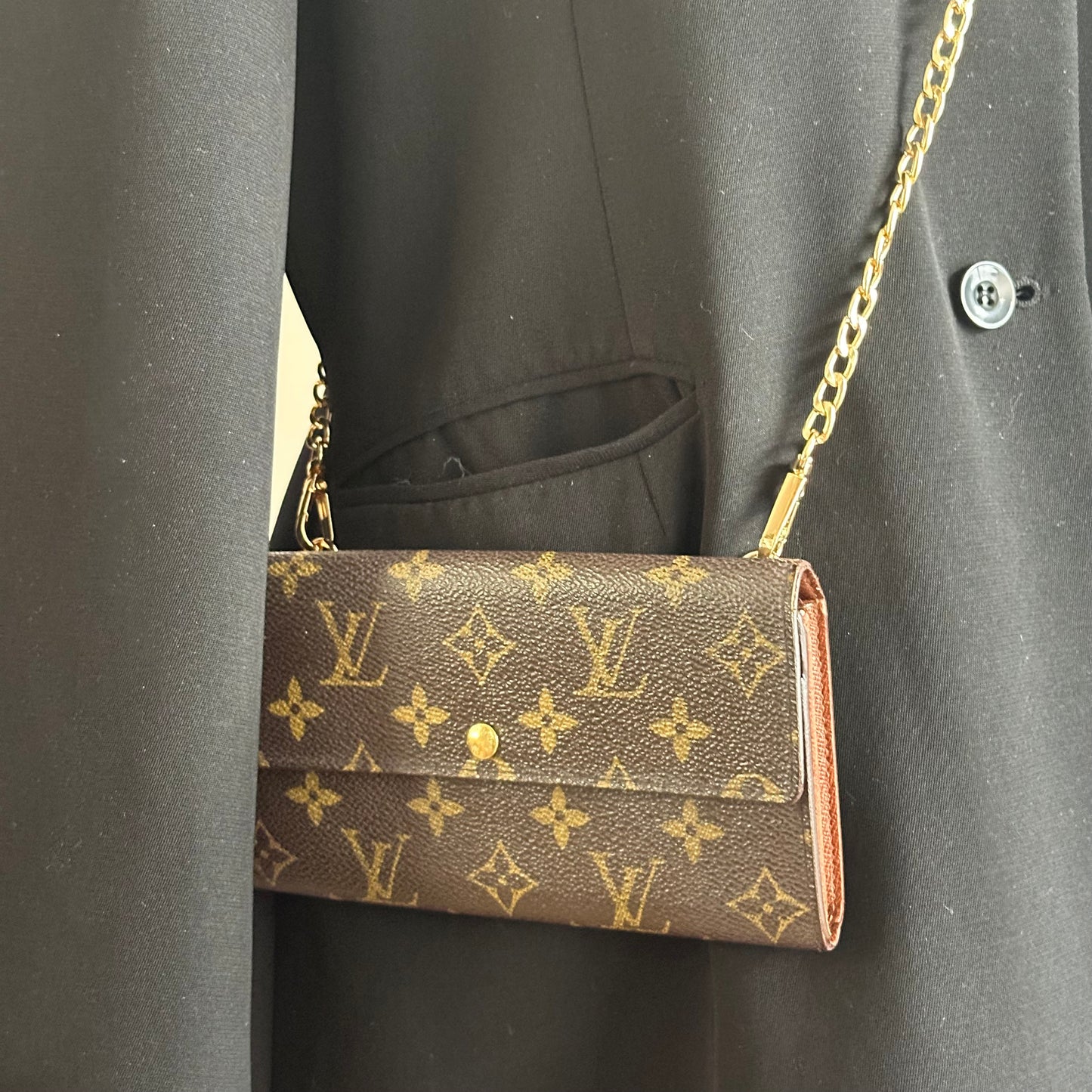 Authentic Louis Vuitton 2005 Monogram Sarah Wallet Crossbody