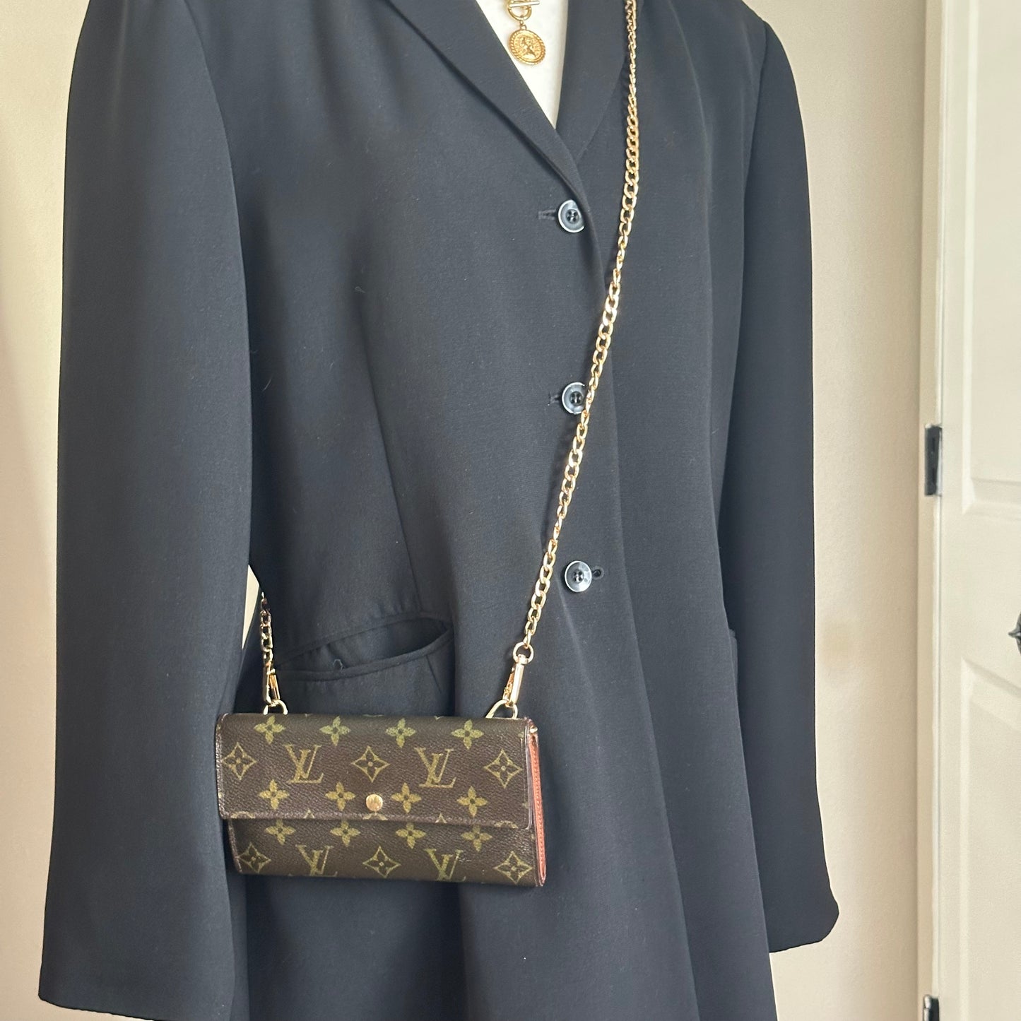 Authentic Louis Vuitton 2009 Monogram Sarah Wallet Crossbody