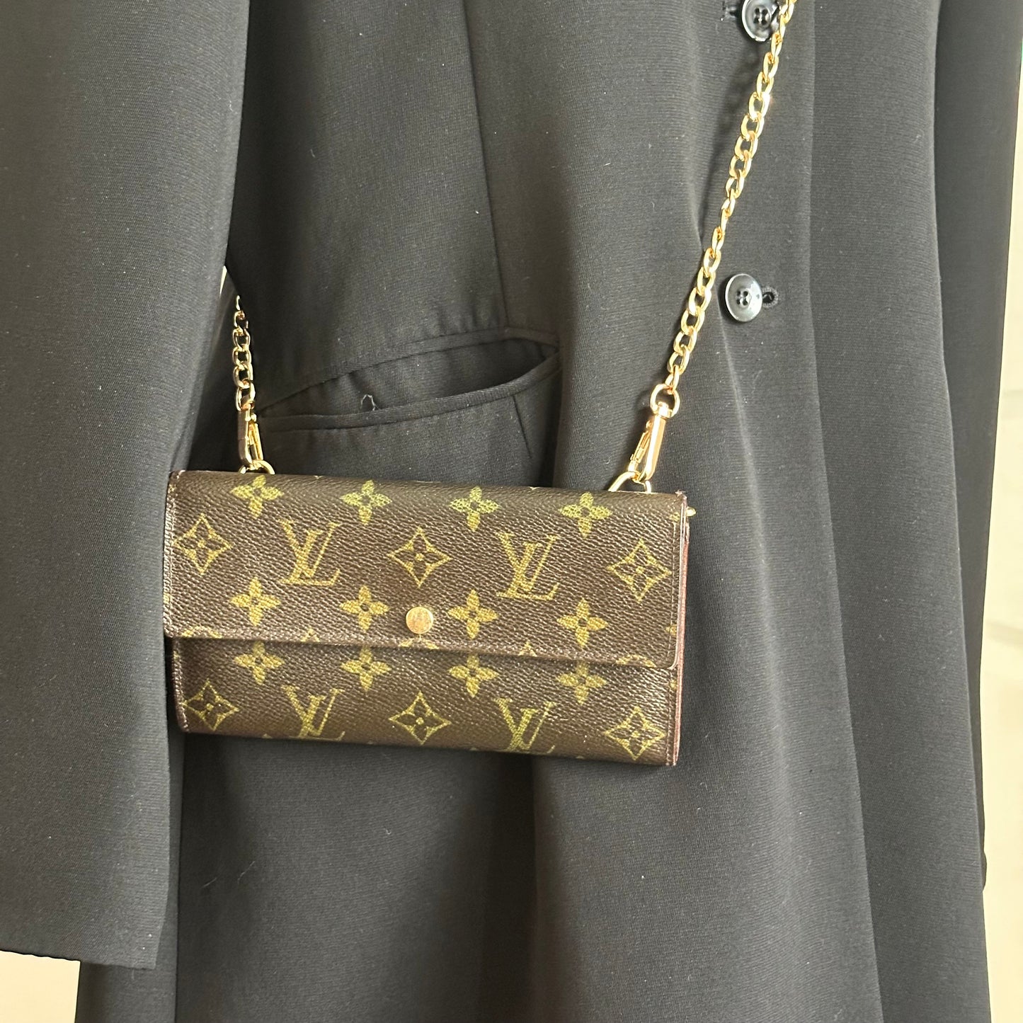 Authentic Louis Vuitton 2009 Monogram Sarah Wallet Crossbody