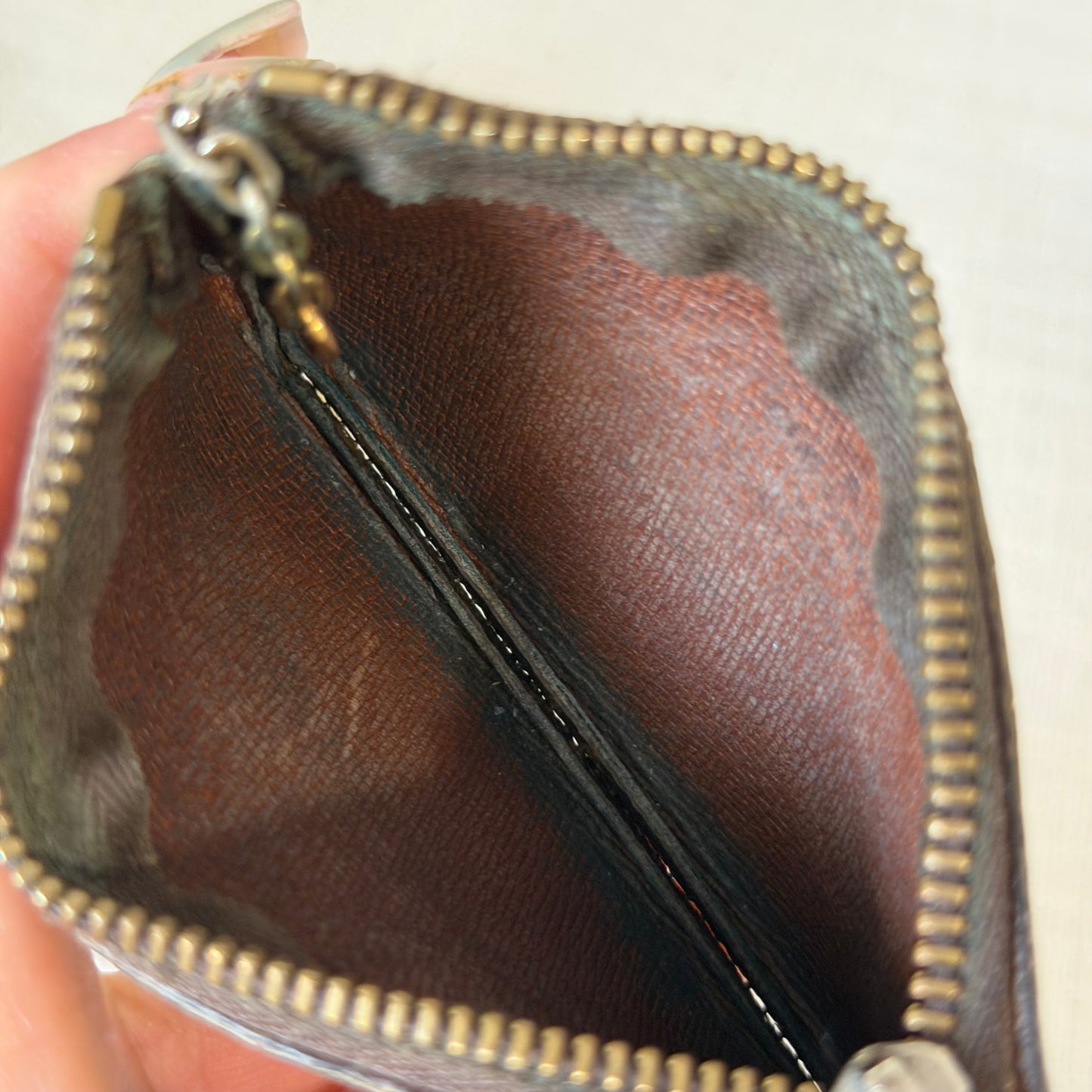 Authentic Louis Vuitton Monogram Key Cles