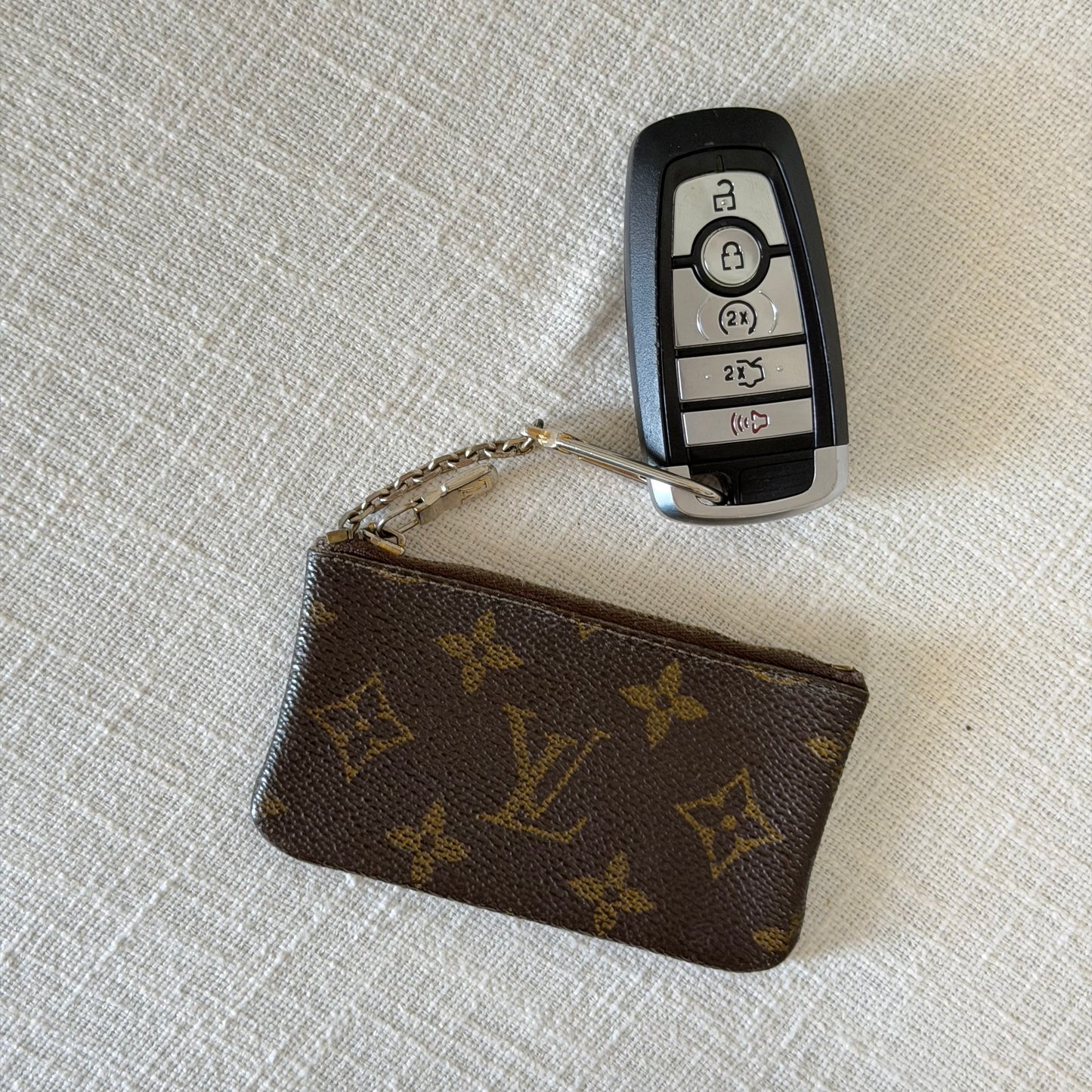 Authentic Louis Vuitton Monogram Key Cles
