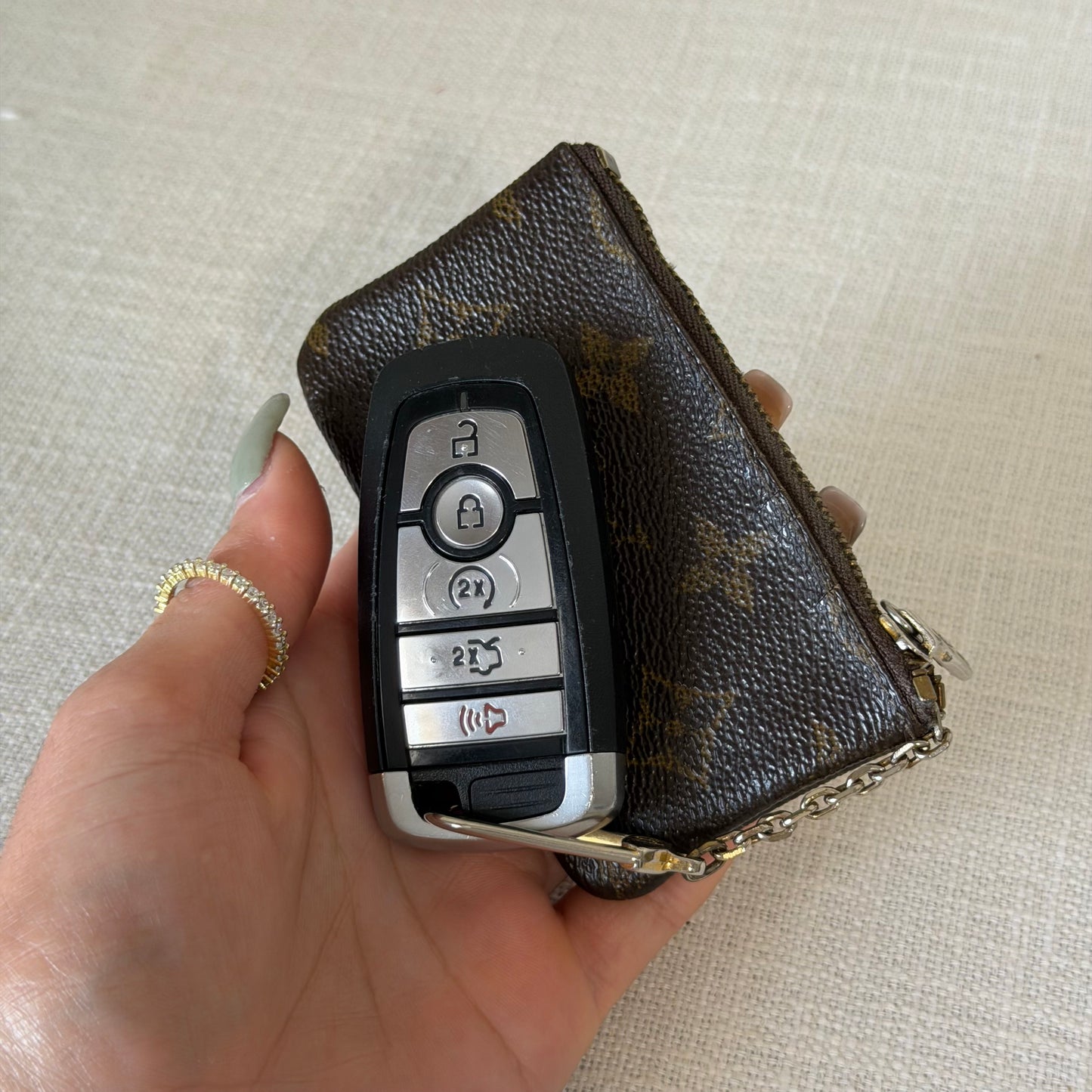 Authentic Louis Vuitton Monogram Key Cles