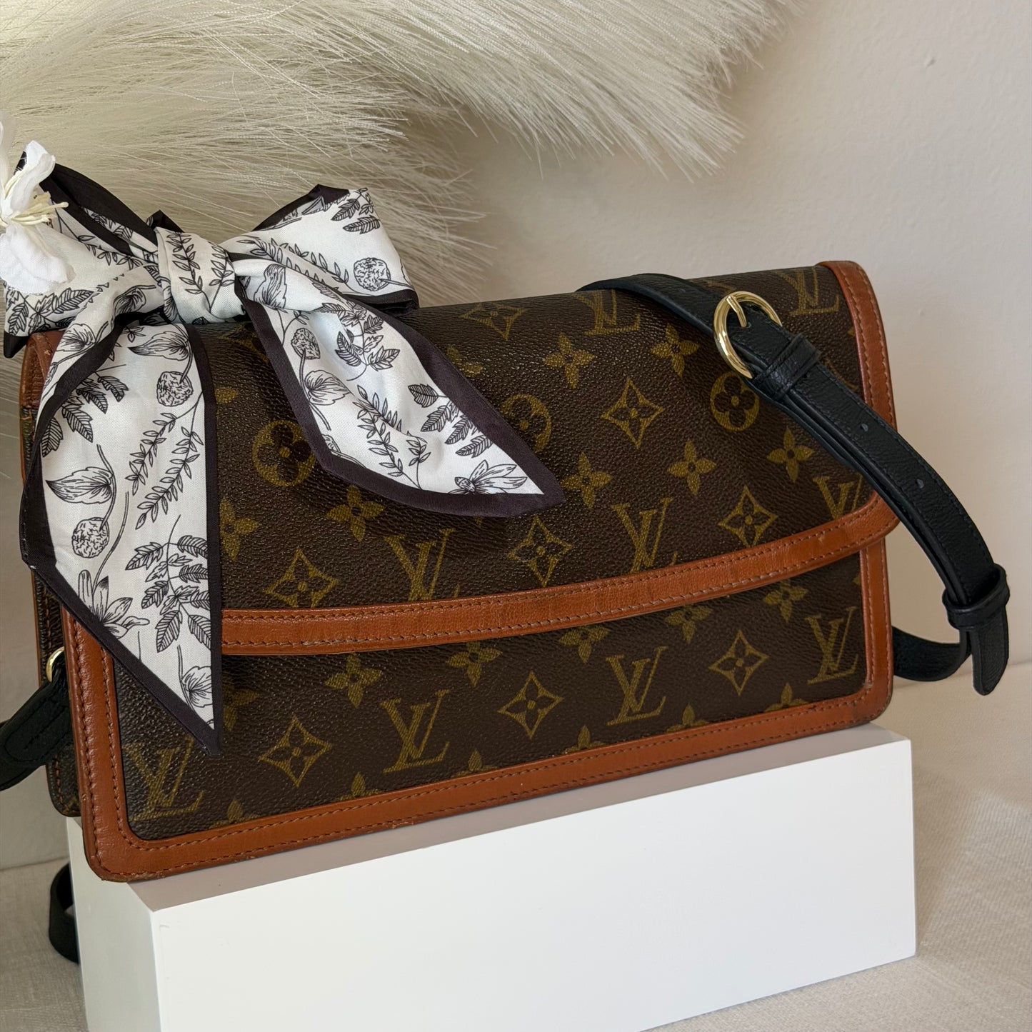 Authentic Louis Vuitton 1990 Monogram Pochette Dame Crossbody