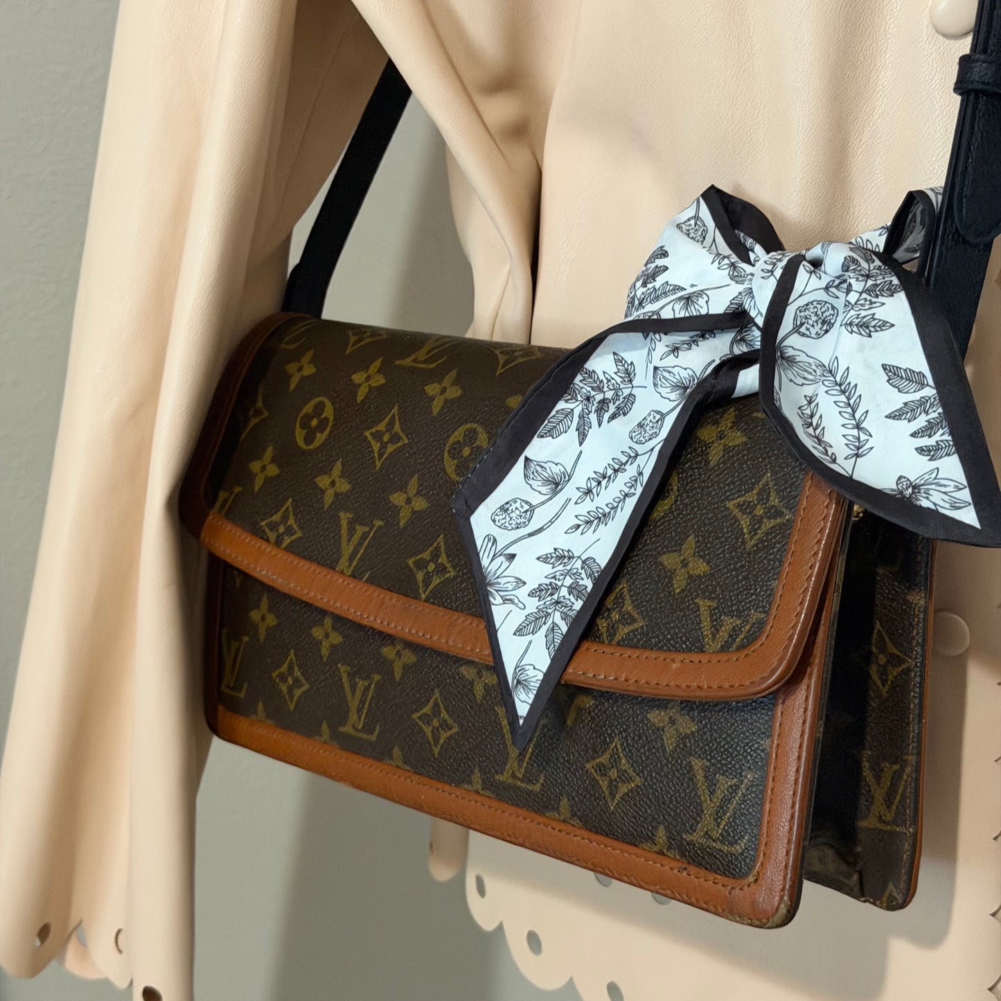 Authentic Louis Vuitton 1990 Monogram Pochette Dame Crossbody