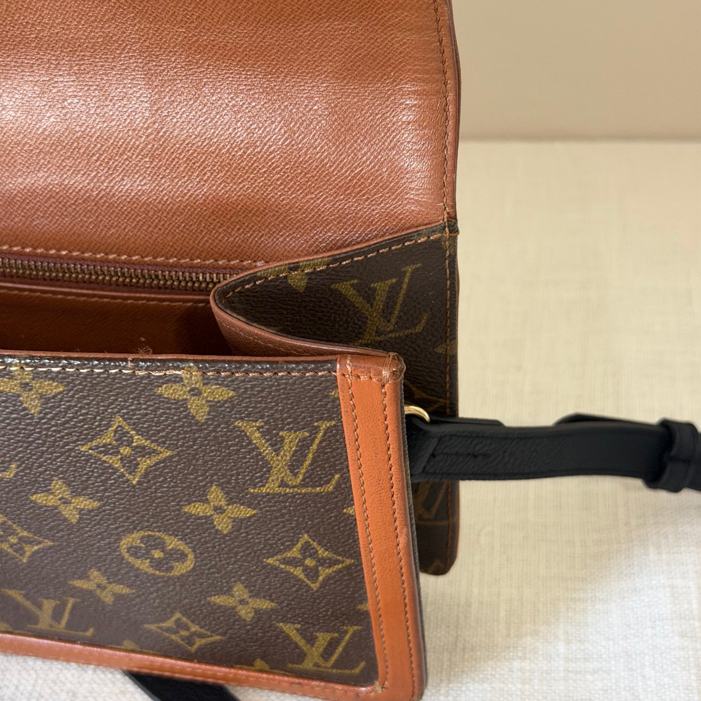 Authentic Louis Vuitton 1990 Monogram Pochette Dame Crossbody