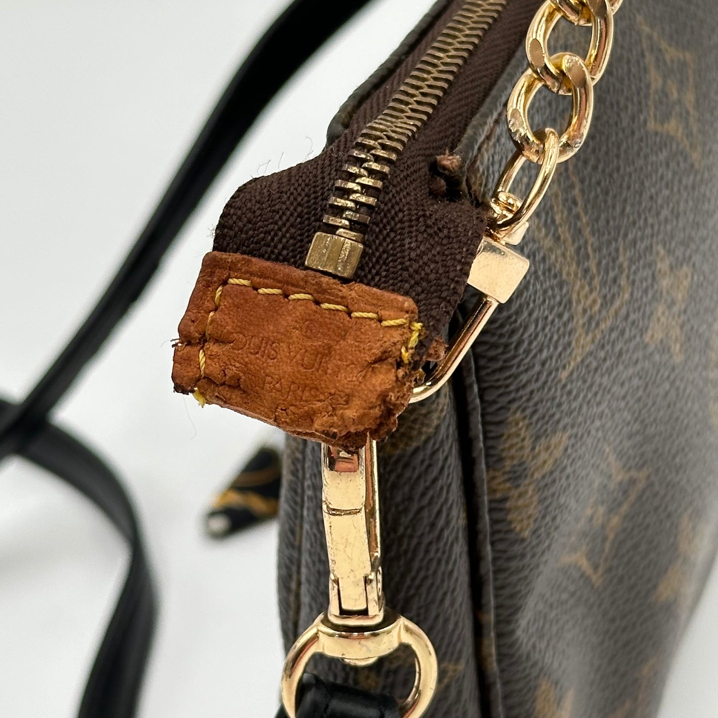 Authentic Louis Vuitton 2002 Monogram Pochette Accessoires Crossbody