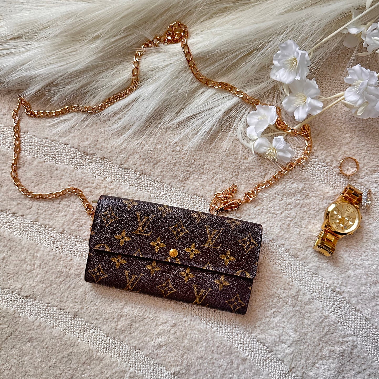 Authentic Louis Vuitton 2009 Monogram Sarah Wallet Crossbody