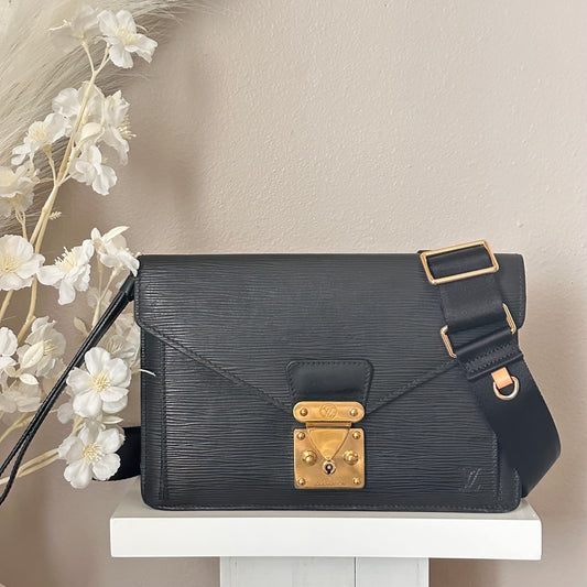 Authentic Louis Vuitton 1998 Black Epi Dragonne Sellier Clutch Crossbody