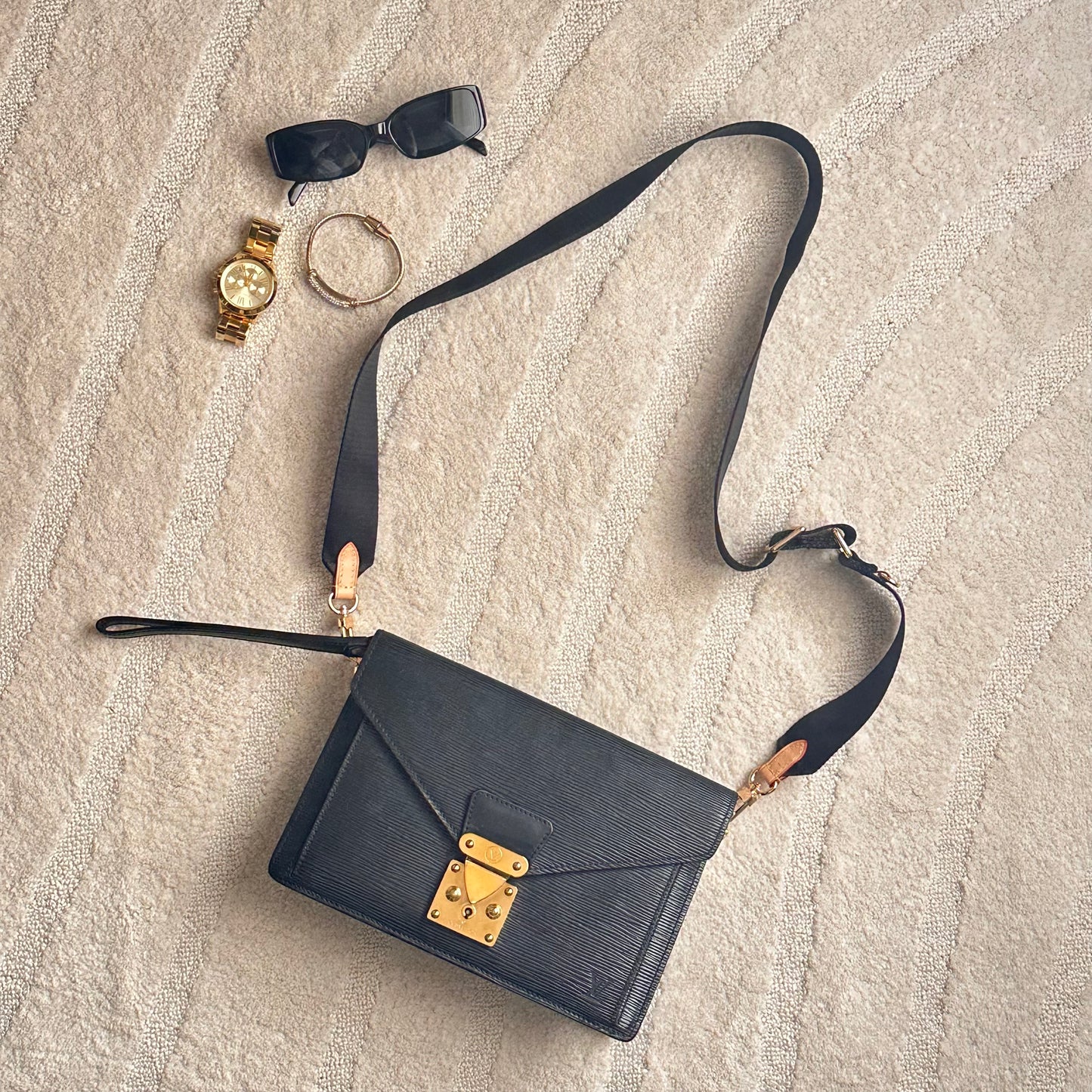 Authentic Louis Vuitton 1998 Black Epi Dragonne Sellier Clutch Crossbody