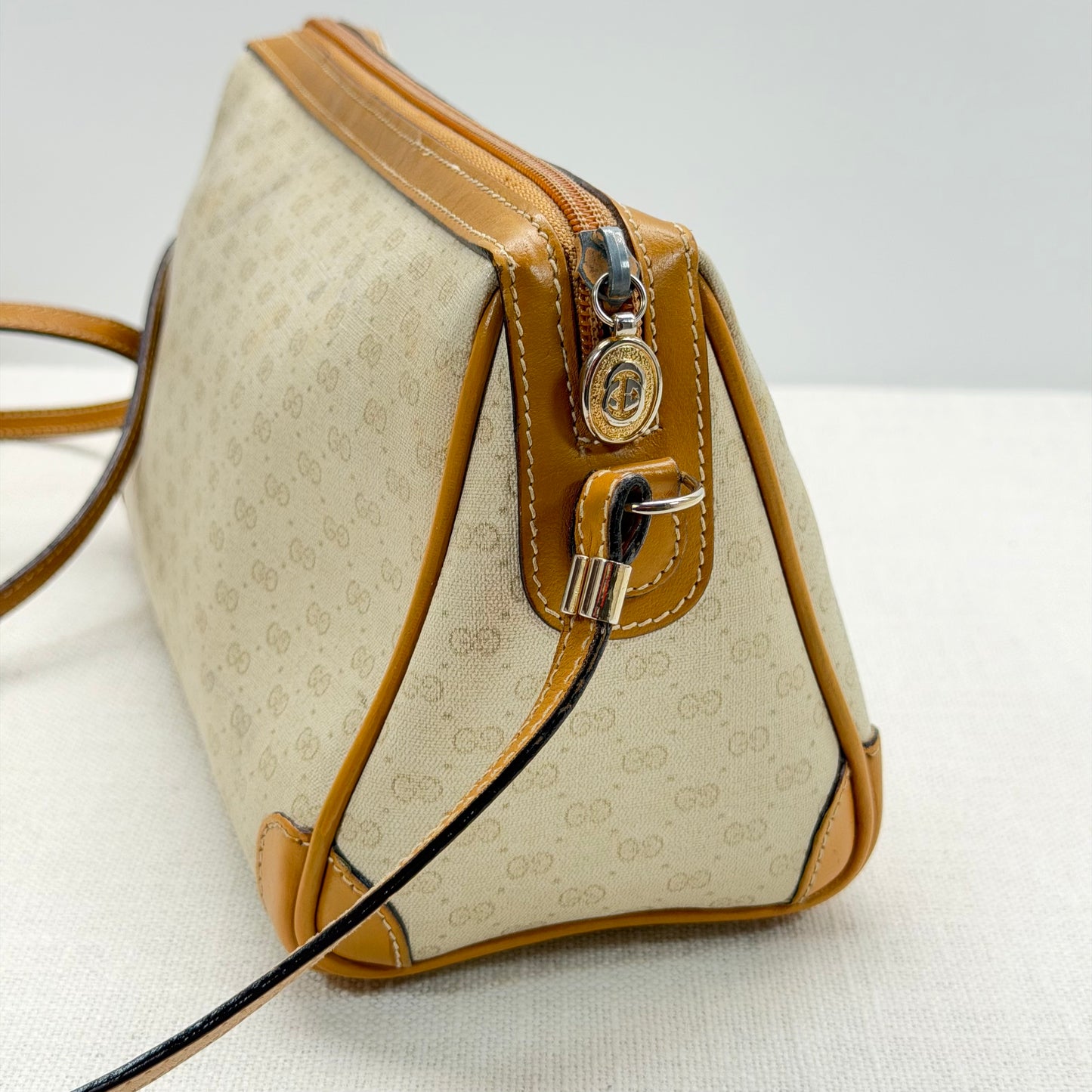 Authentic GUCCI Supreme White Canvas Crossbody