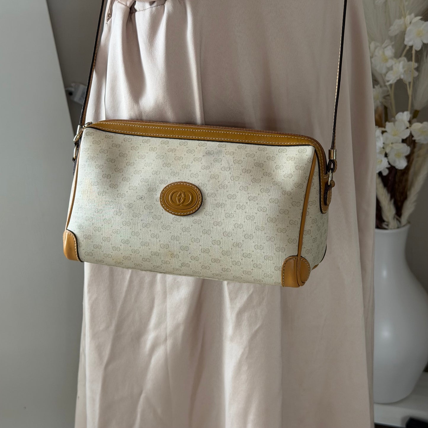 Authentic GUCCI Supreme White Canvas Crossbody