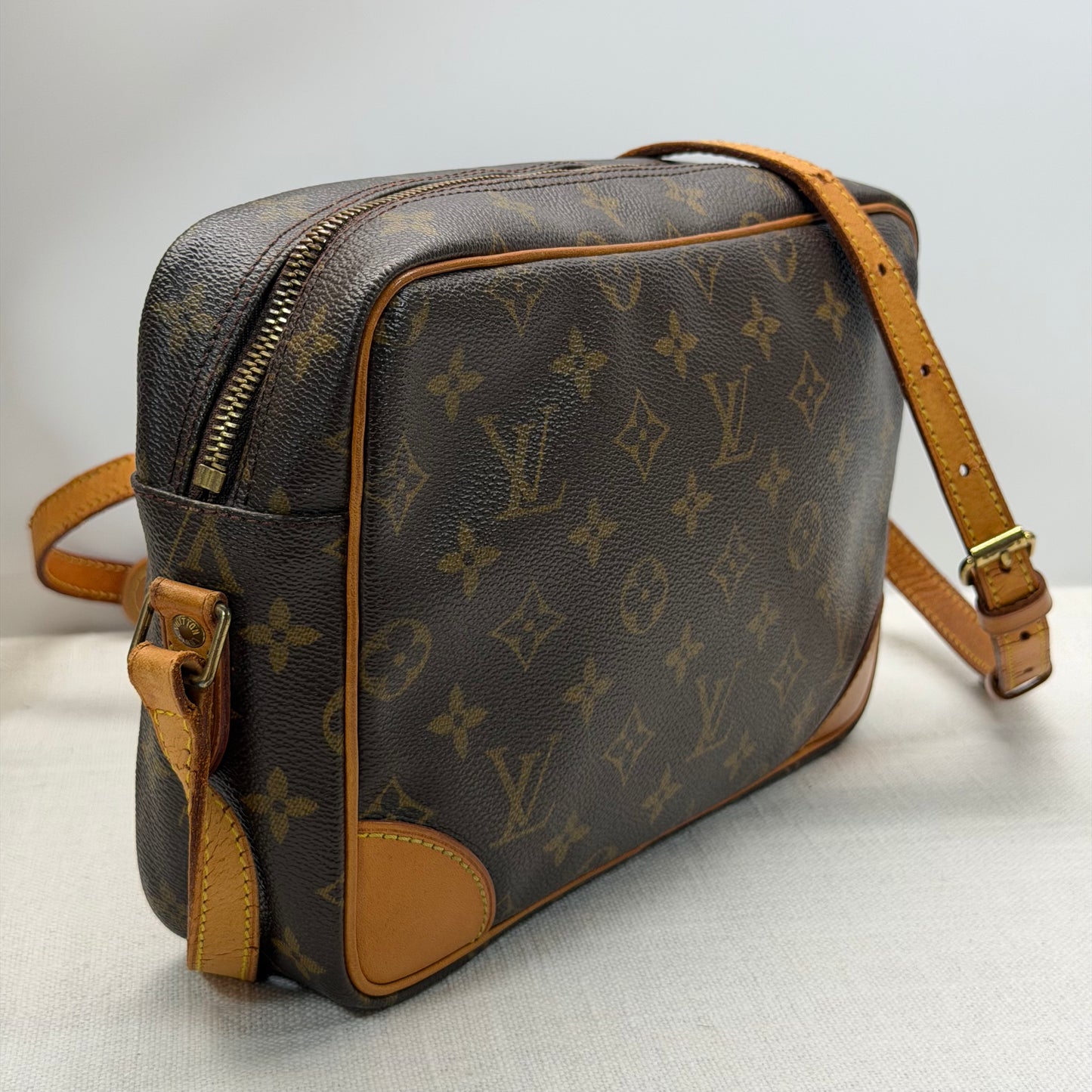 Authentic Louis Vuitton 2002 Monogram Trocadero 27 Crossbody