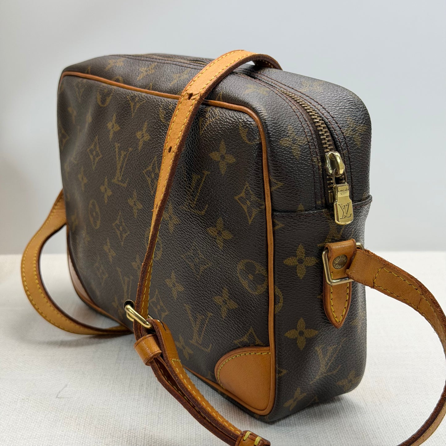 Authentic Louis Vuitton 2002 Monogram Trocadero 27 Crossbody