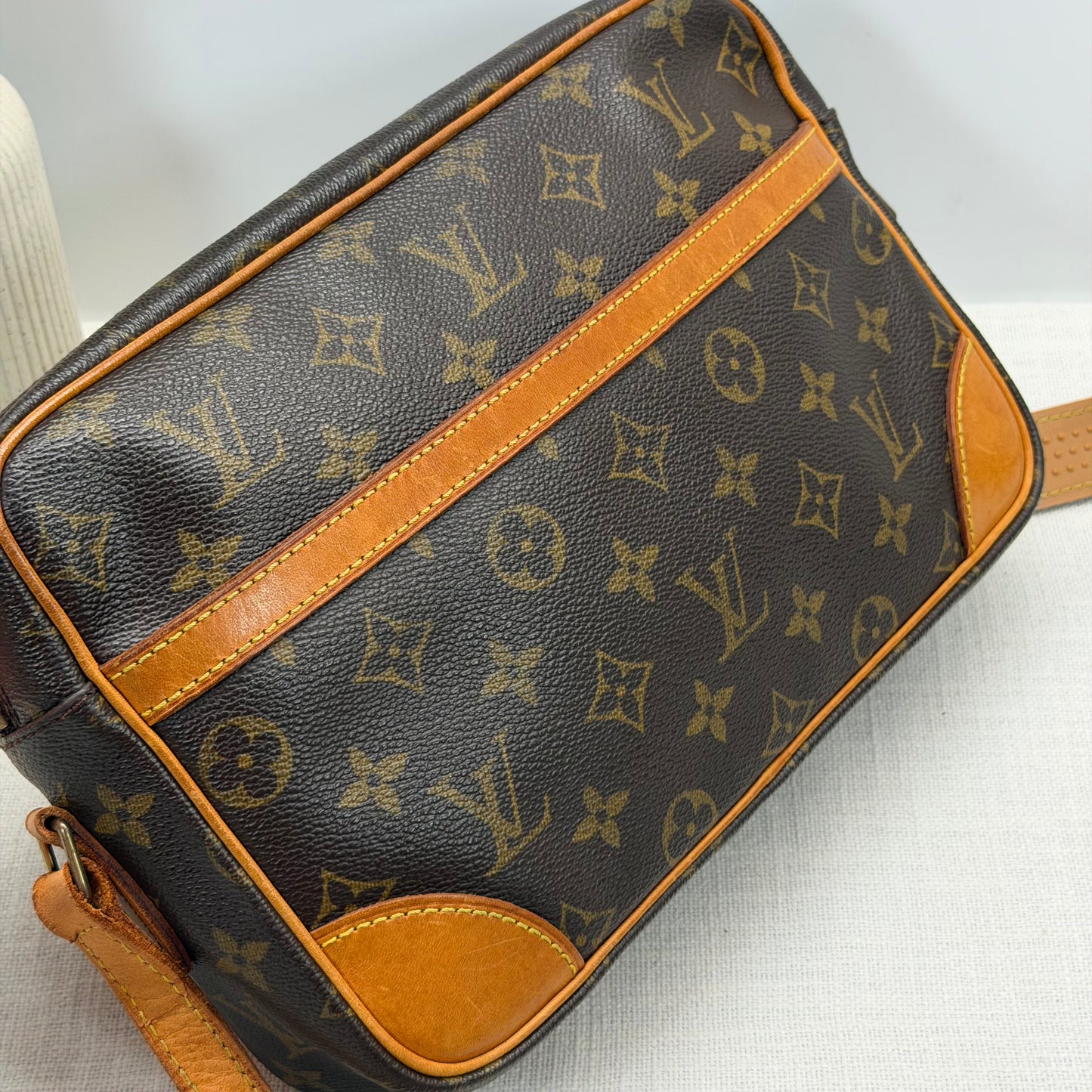 Authentic Louis Vuitton 2002 Monogram Trocadero 27 Crossbody