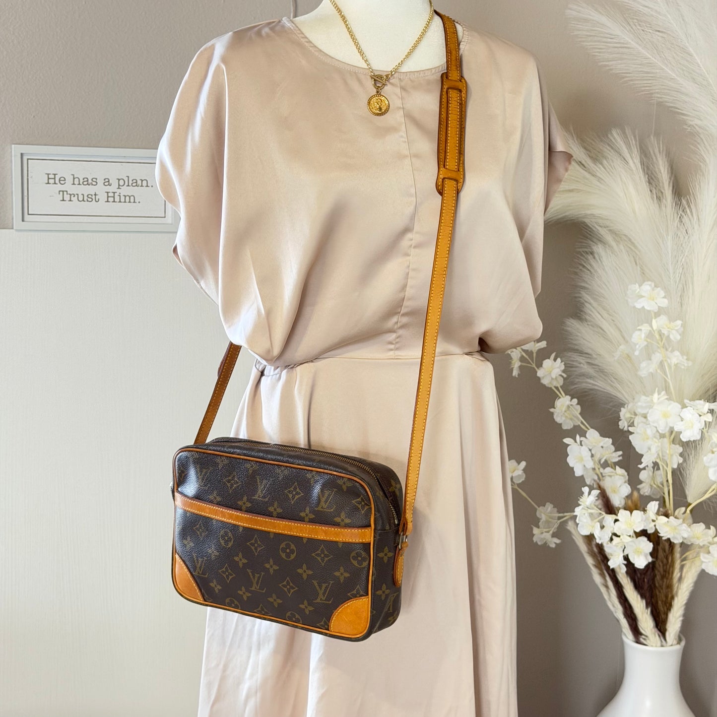 Authentic Louis Vuitton 2002 Monogram Trocadero 27 Crossbody