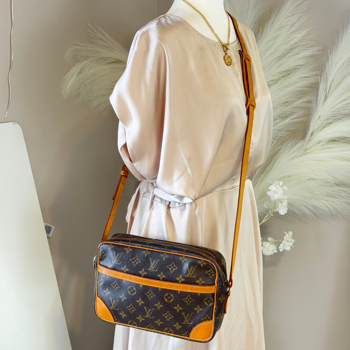 Authentic Louis Vuitton 2002 Monogram Trocadero 27 Crossbody