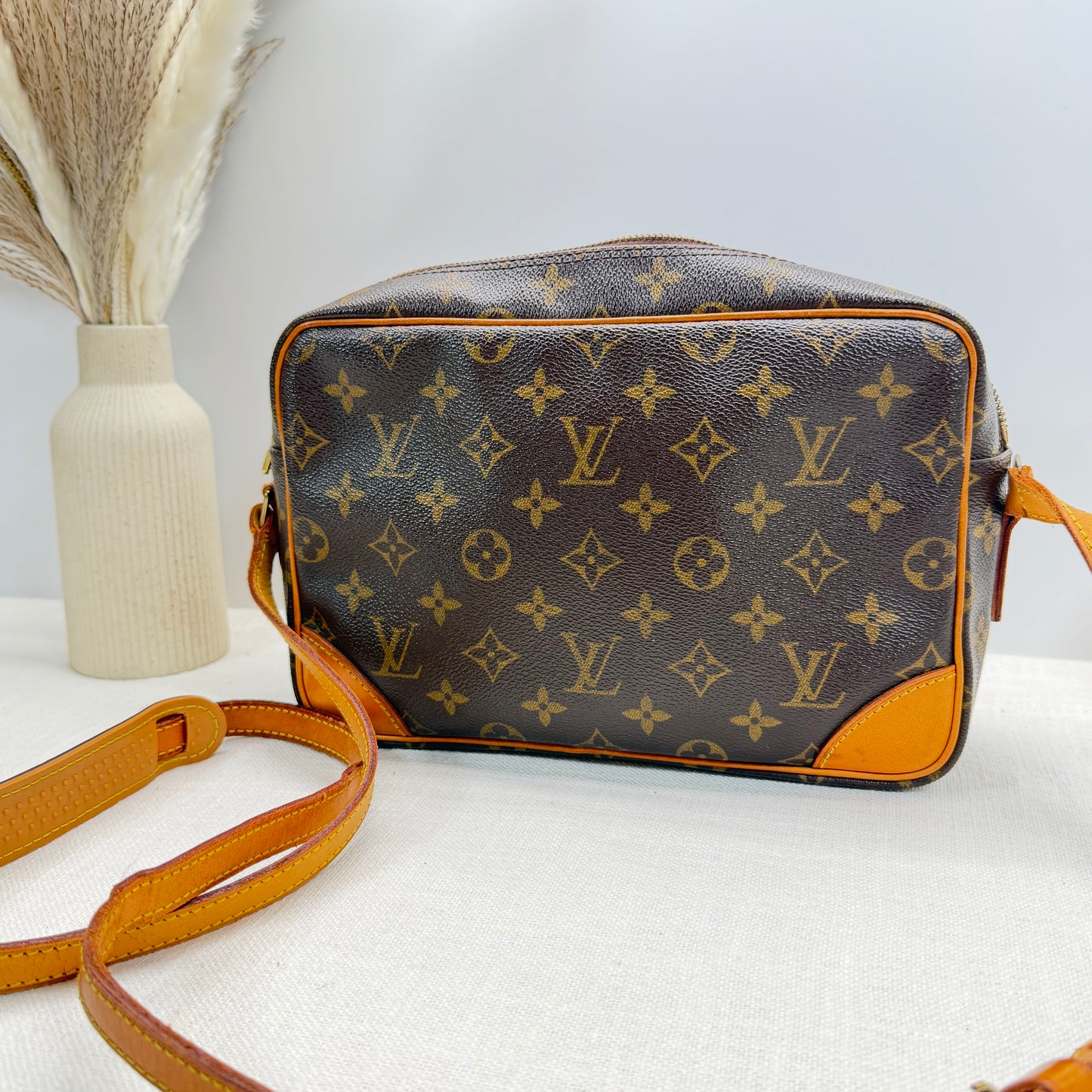 Authentic Louis Vuitton 2002 Monogram Trocadero 27 Crossbody