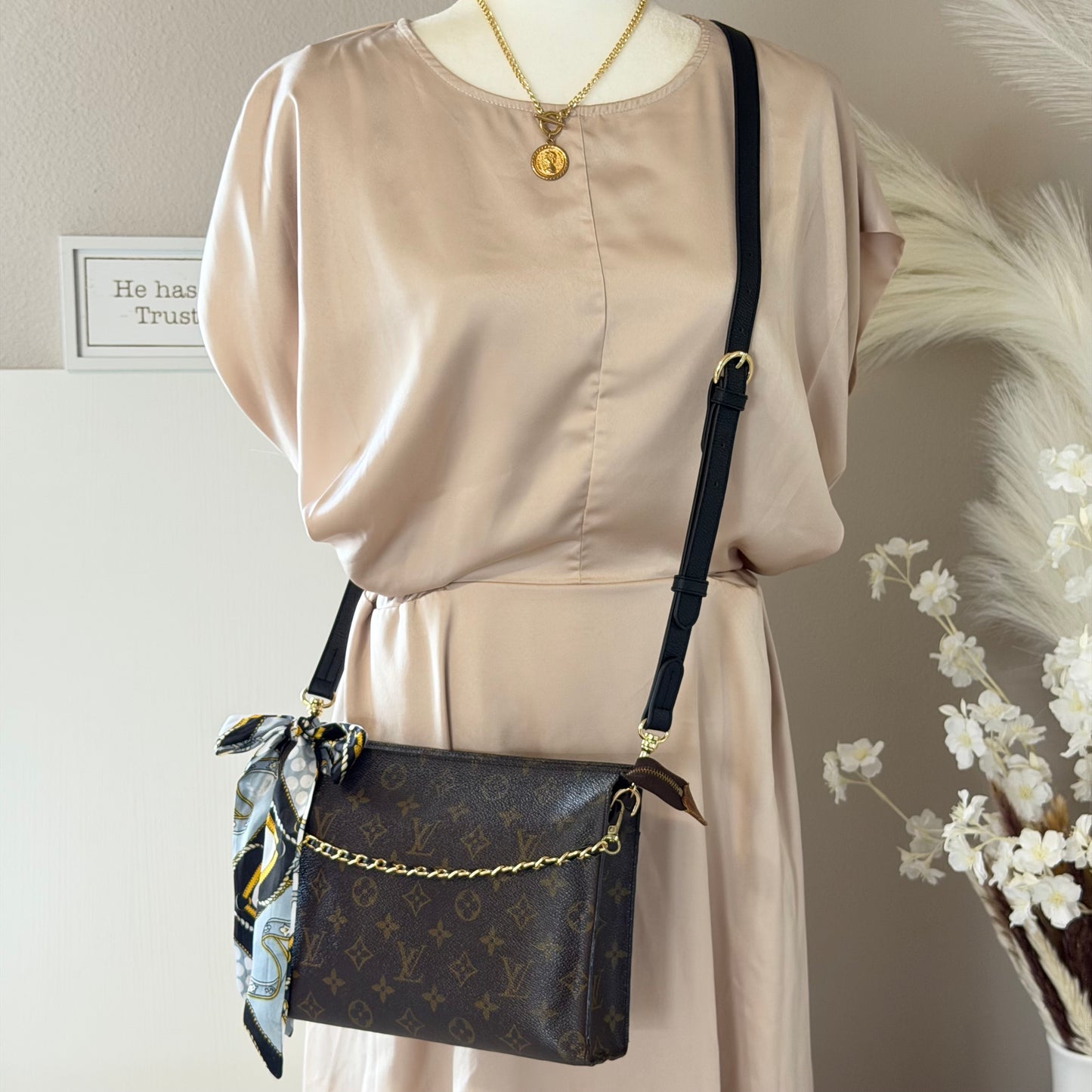 Authentic Louis Vuitton Monogram Toiletry 26 Crossbody