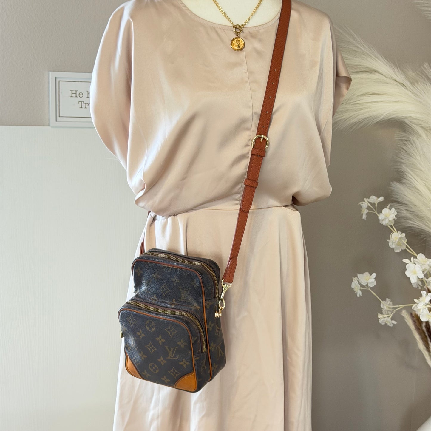 Authentic Louis Vuitton 2001 Monogram Amazone MM Crossbody