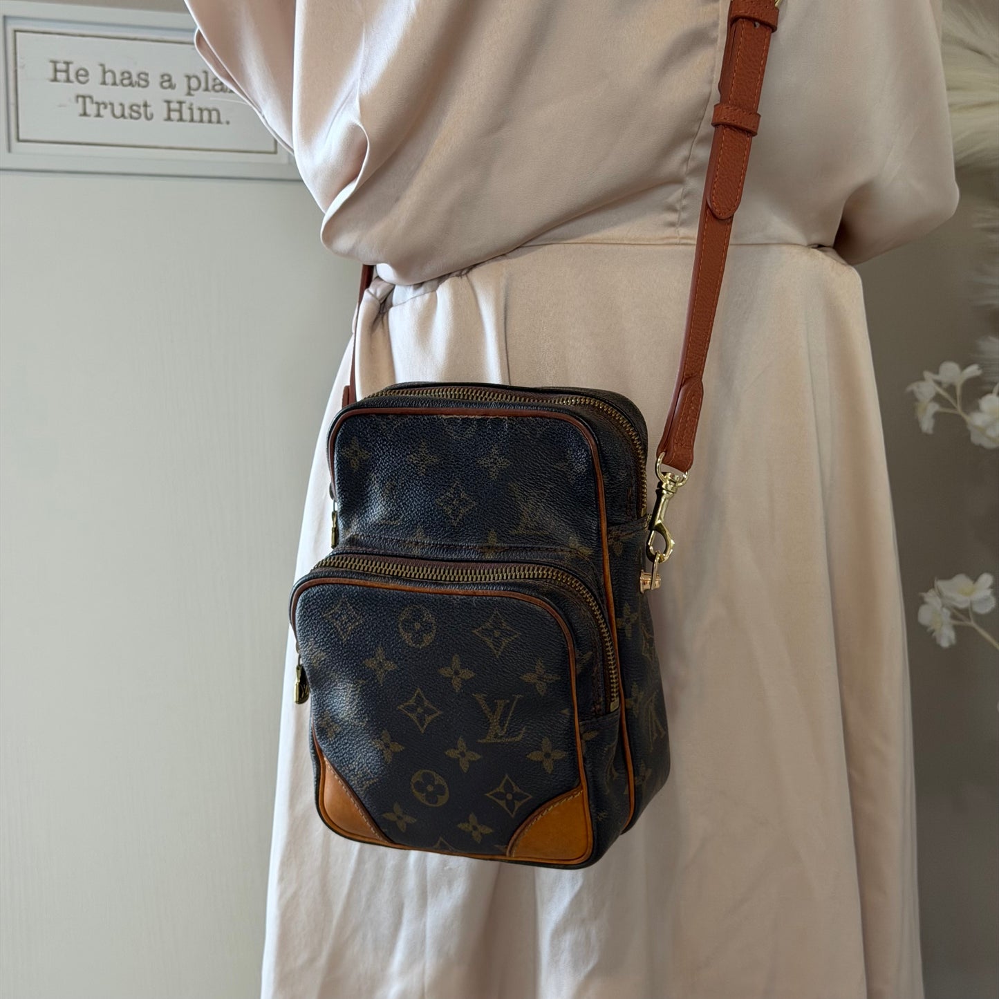 Authentic Louis Vuitton 2001 Monogram Amazone MM Crossbody