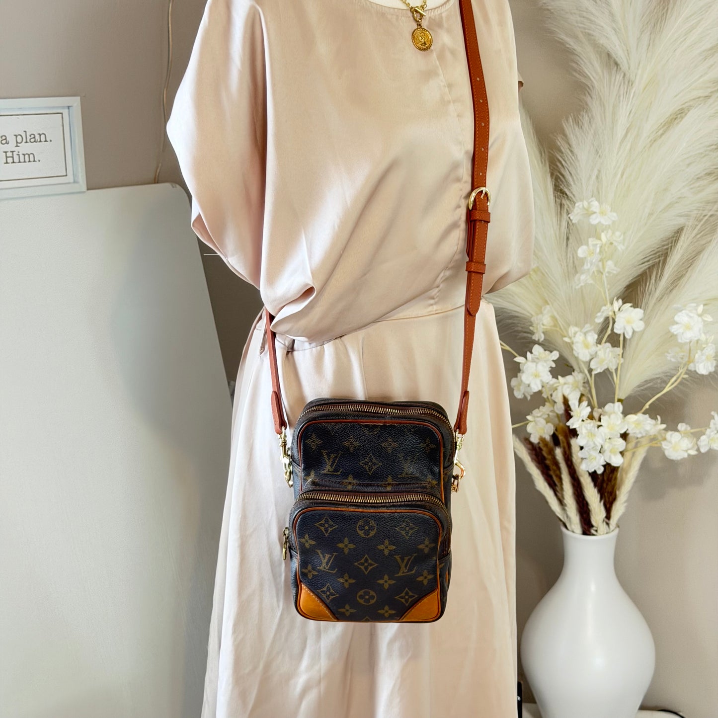 Authentic Louis Vuitton 2001 Monogram Amazone MM Crossbody