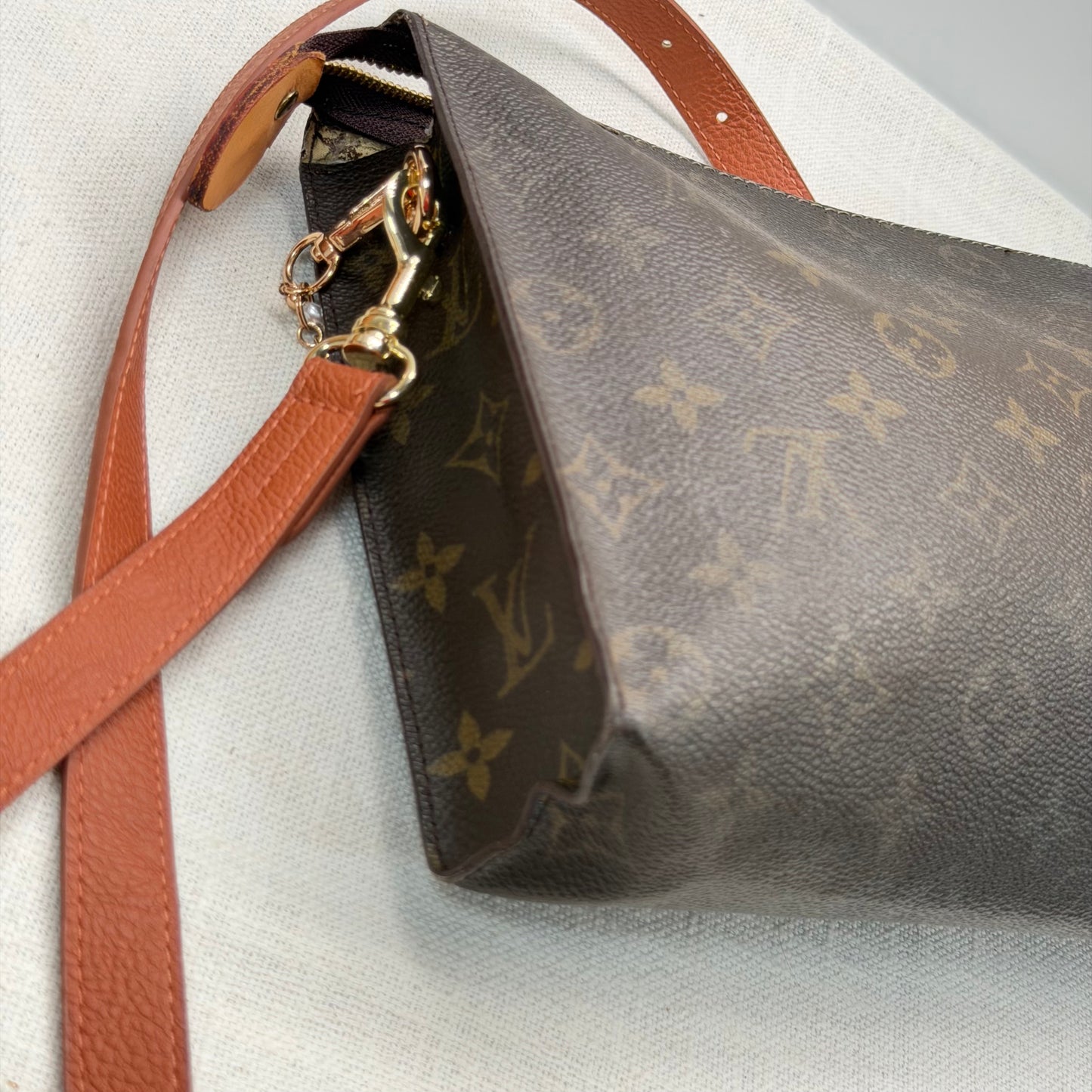 Authentic Louis Vuitton Monogram Toiletry 26 Crossbody